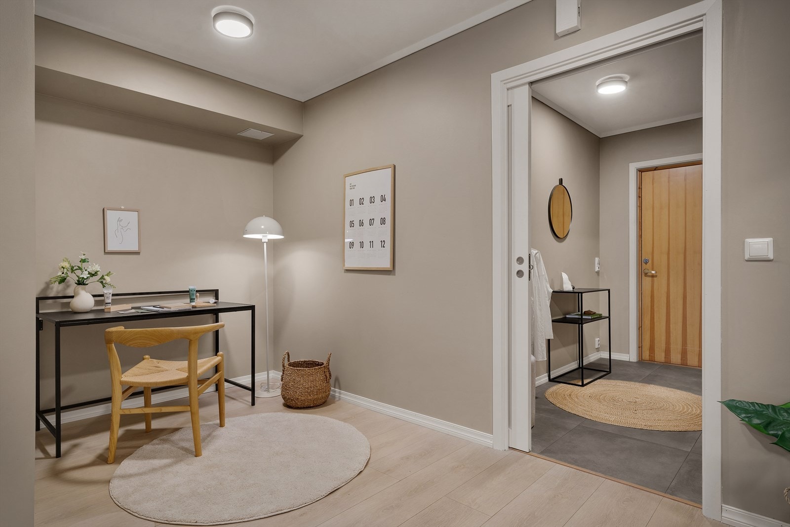 Romslig mellomgang på 14,4 m² med plass til innredning av kontorpult. Galleribilde