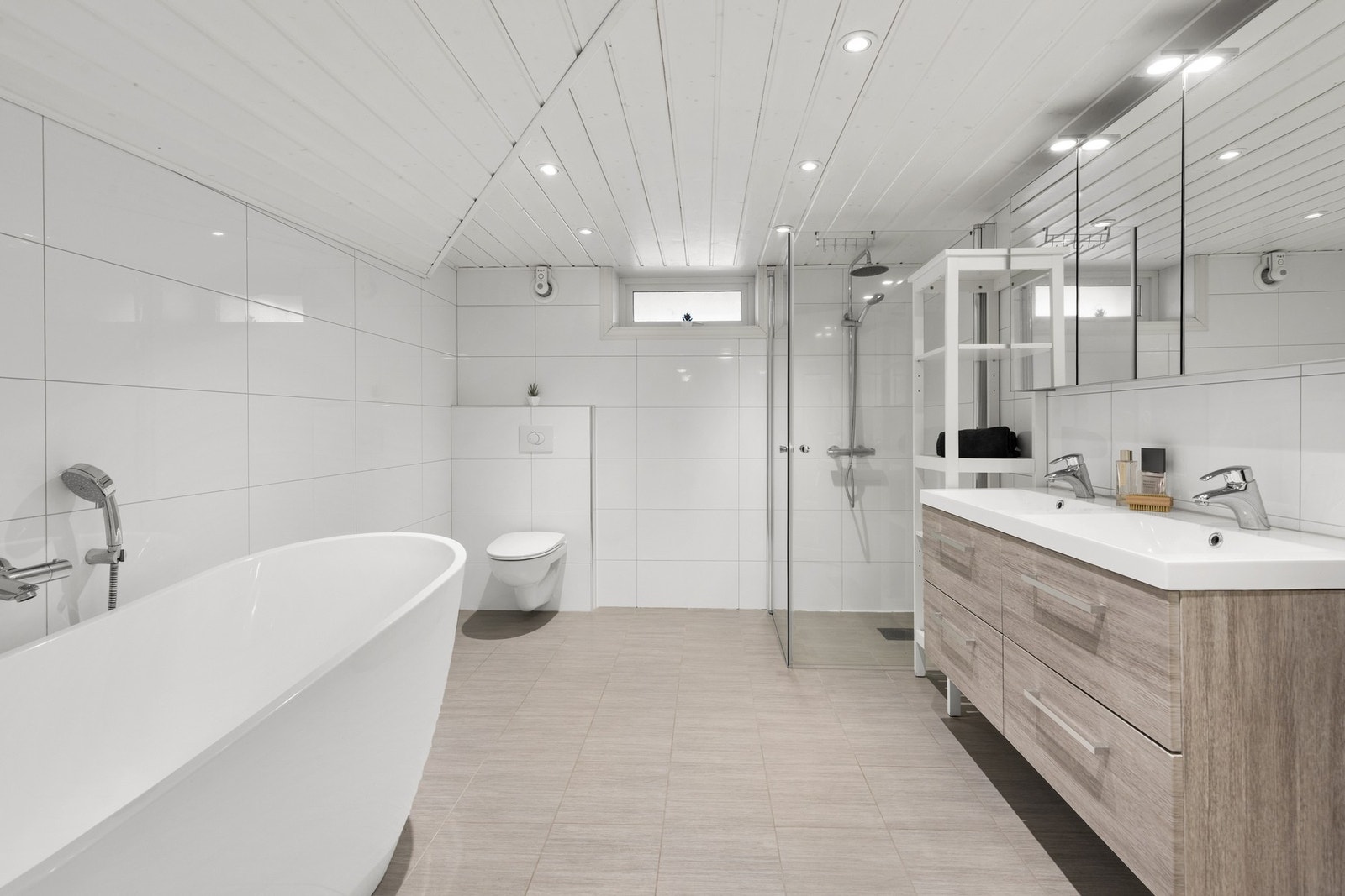 Lekkert bad oppgradert i 2015. Veggene er flislagt, og taket har panel med downlights Galleribilde