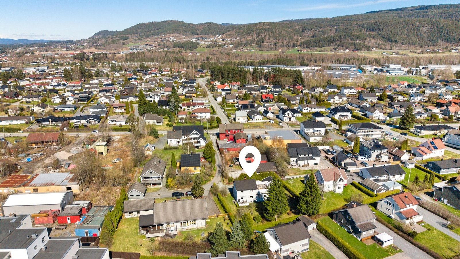 Eiendommen har en sentral beliggenhet i et veletablert og skjermet boligområde på Loesmoen i Hokksund Galleribilde