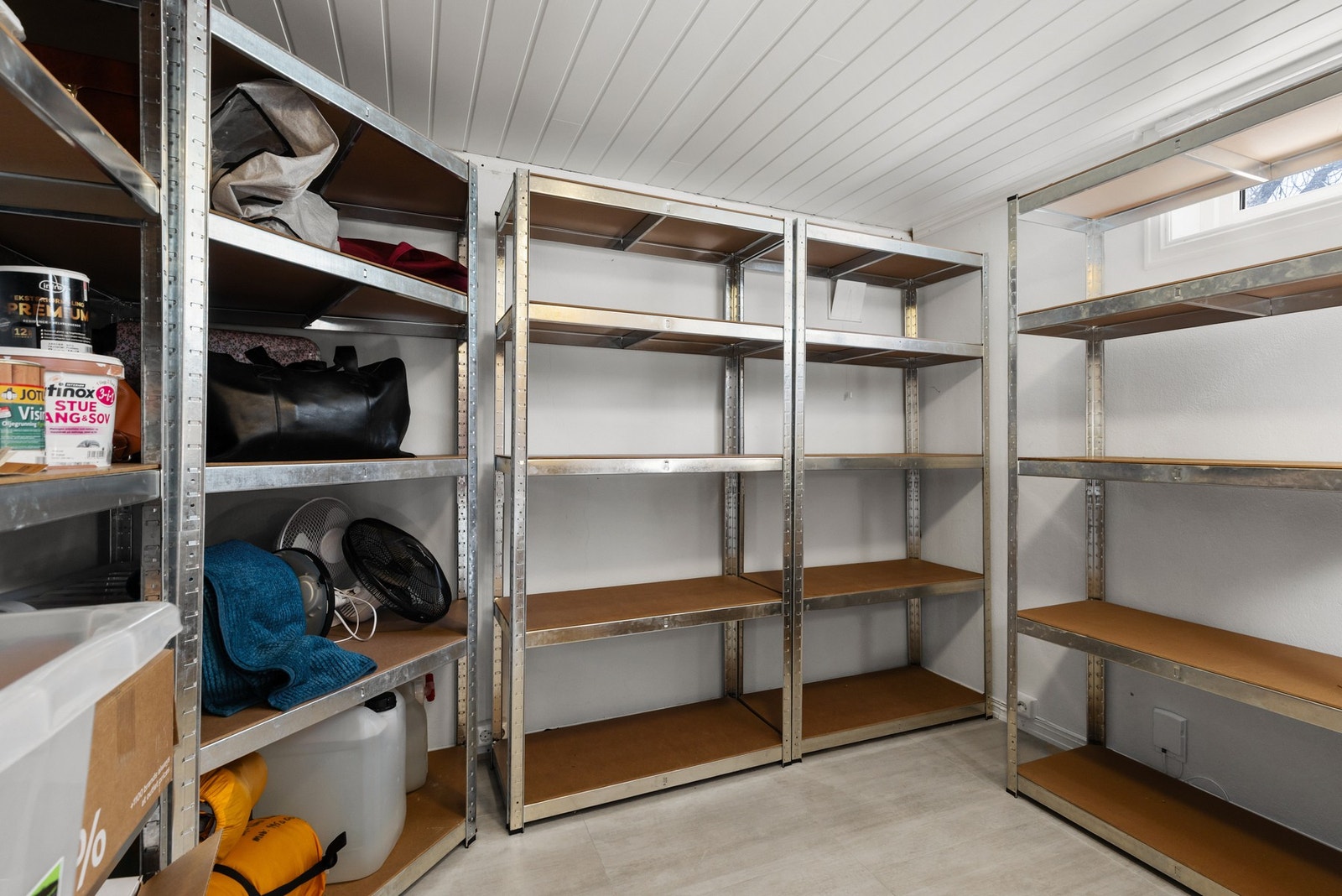 Fin lagringsplass i bod Galleribilde