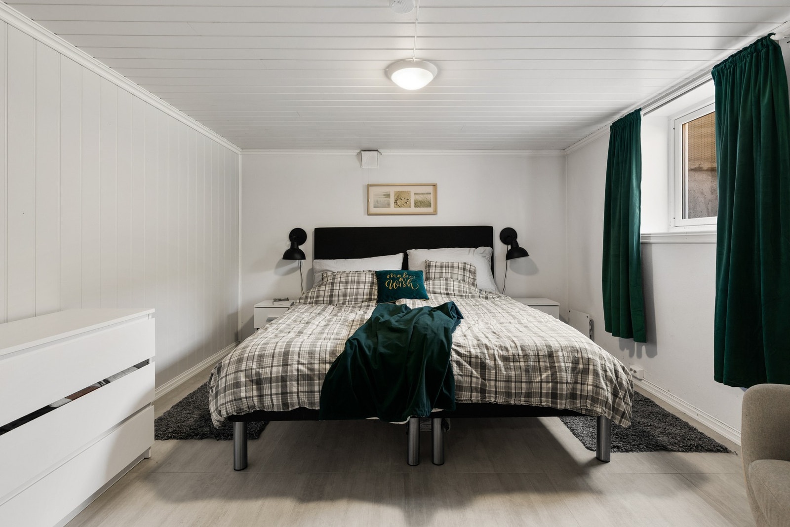 Rommene har flislagt gulv, panelbord i himling samt veggflater bestående av panelplater og mur - Ikke godkjent for varig opphold Galleribilde