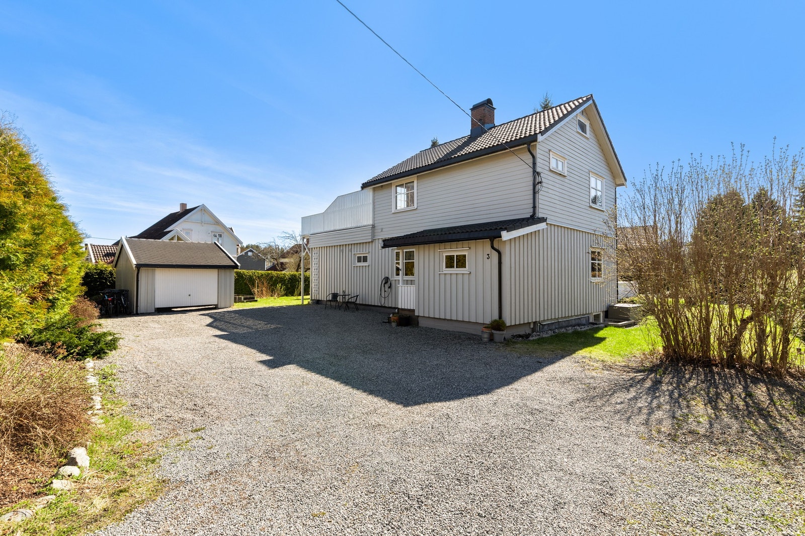 Videre har boligen meget gode parkeringsmuligheter i garasje og gruset gårdsplass. Det er montert elbillader Galleribilde