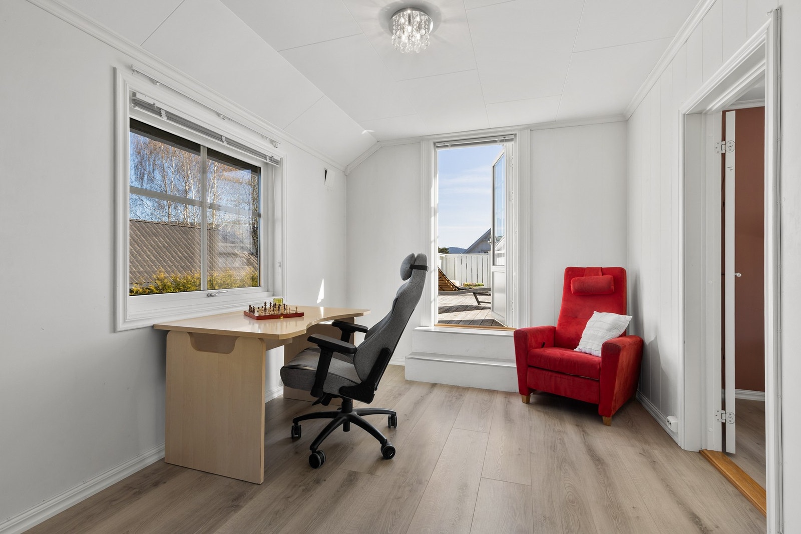 Ekstra oppholdsrom som fint kan benyttes som stue eller kontor Galleribilde