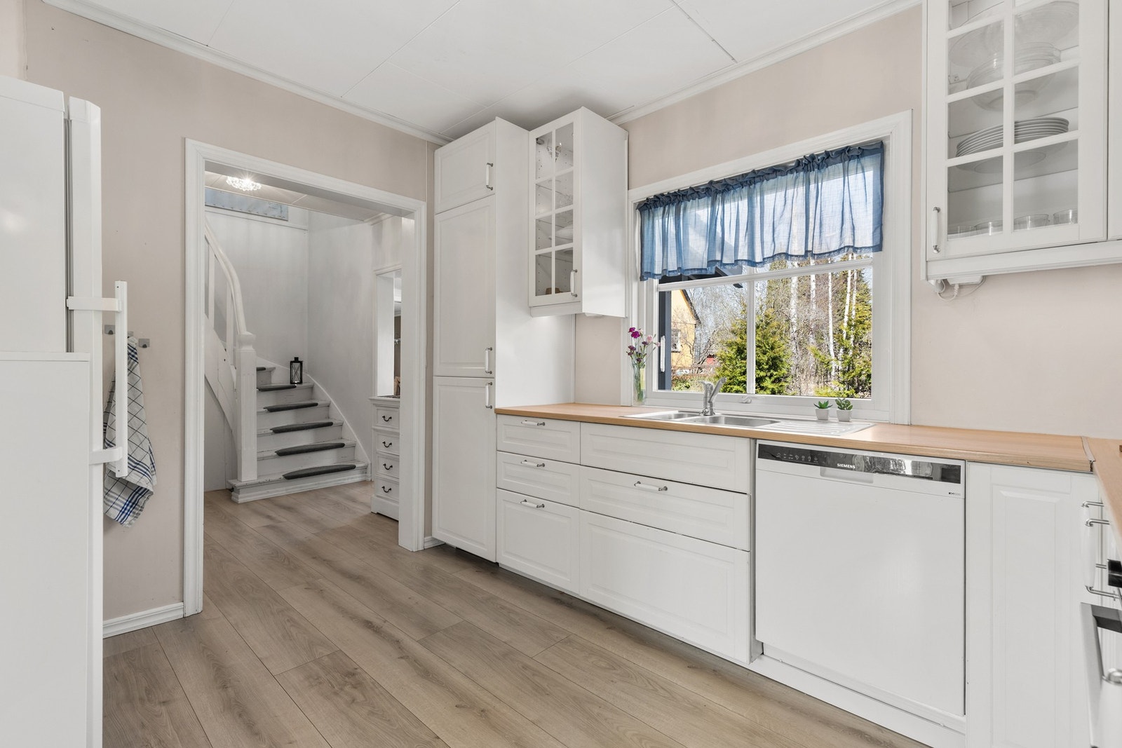 Innredningen profilerte fronter og benkeplate av laminat Galleribilde