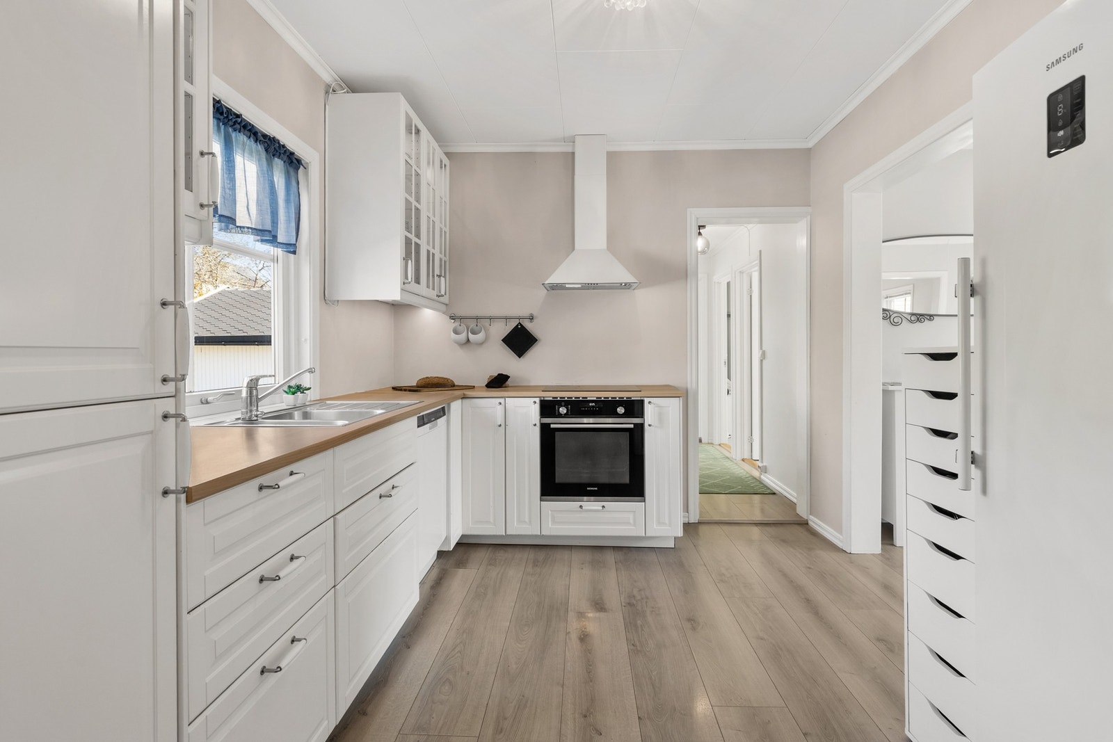Videre er kjøkkenet utstyrt med komfyrvakt og kjøkkenventilator med kullfilter Galleribilde