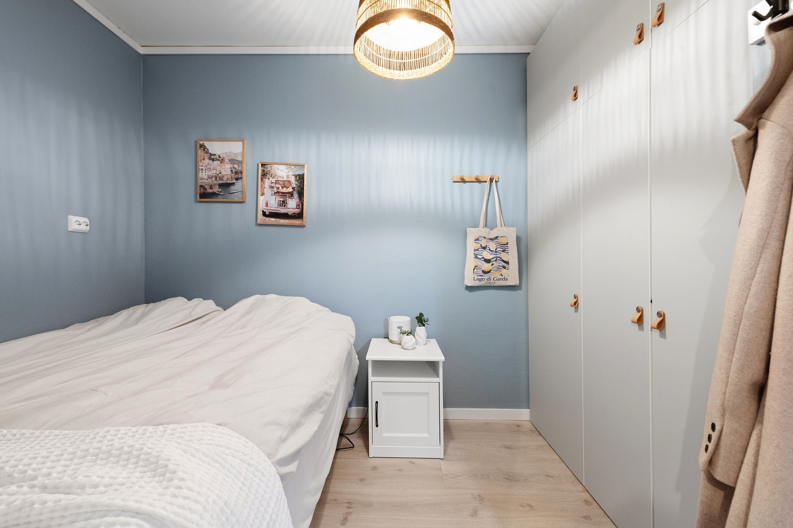 Sovealkove med god plass til romslig garderobeinnredning Galleribilde