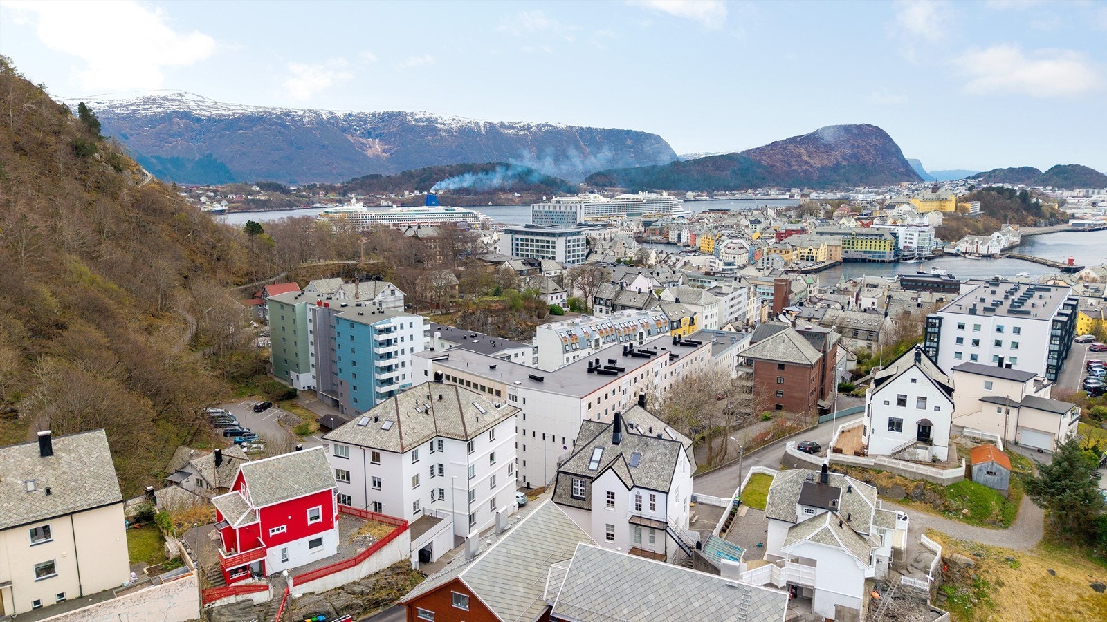 Dronefoto av nærområdet i Skaret med kort vei til flott turterreng på byfjellet Aksla Galleribilde