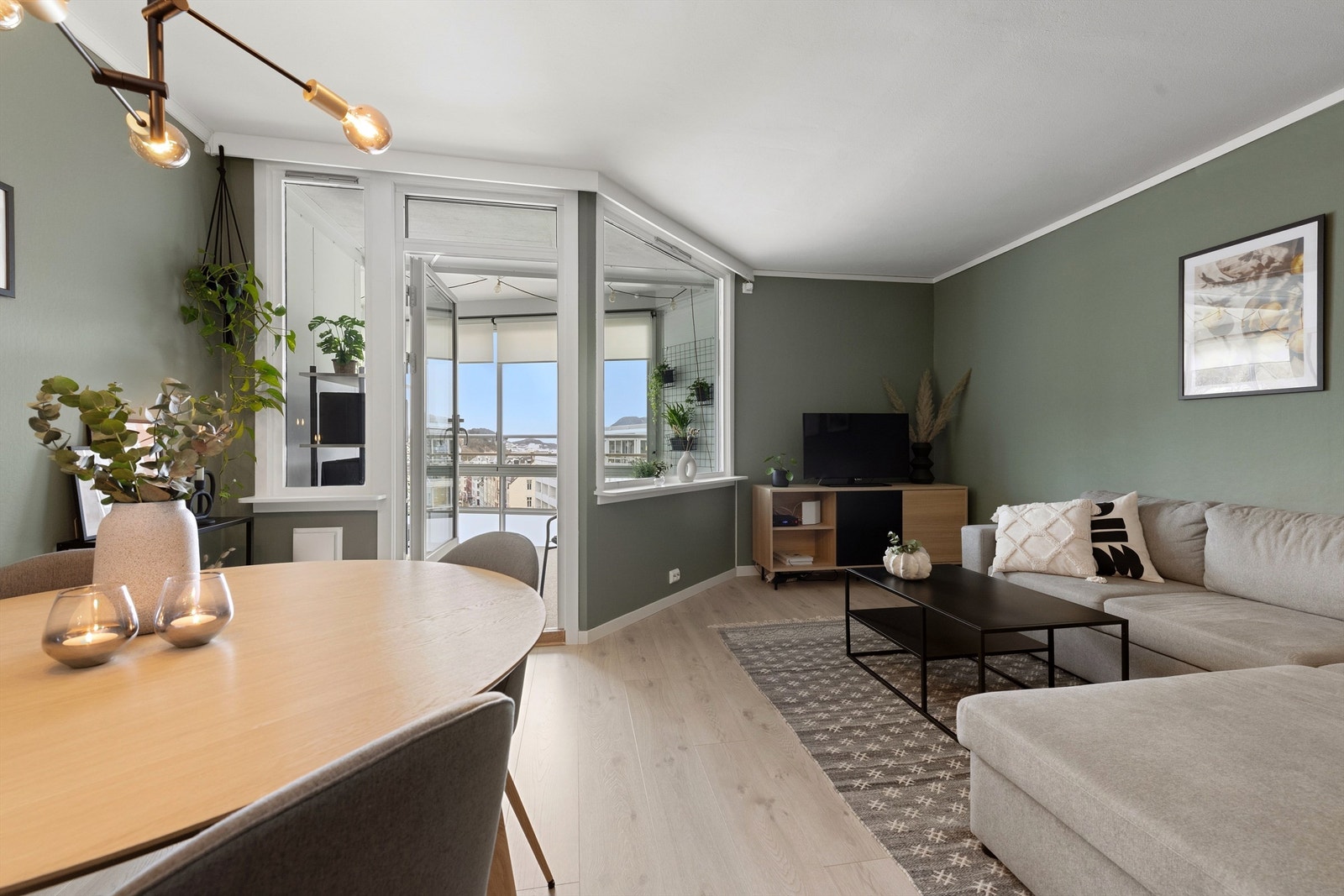 På stuen er det god plass til både sofagruppe og spisestue. Galleribilde