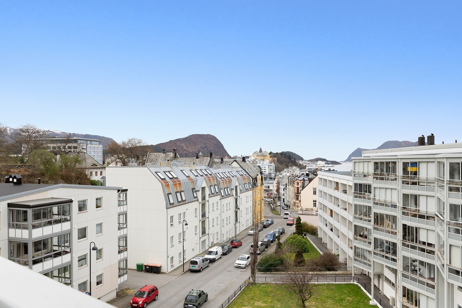 Flott utsikt vestover mot bysentrum Galleribilde