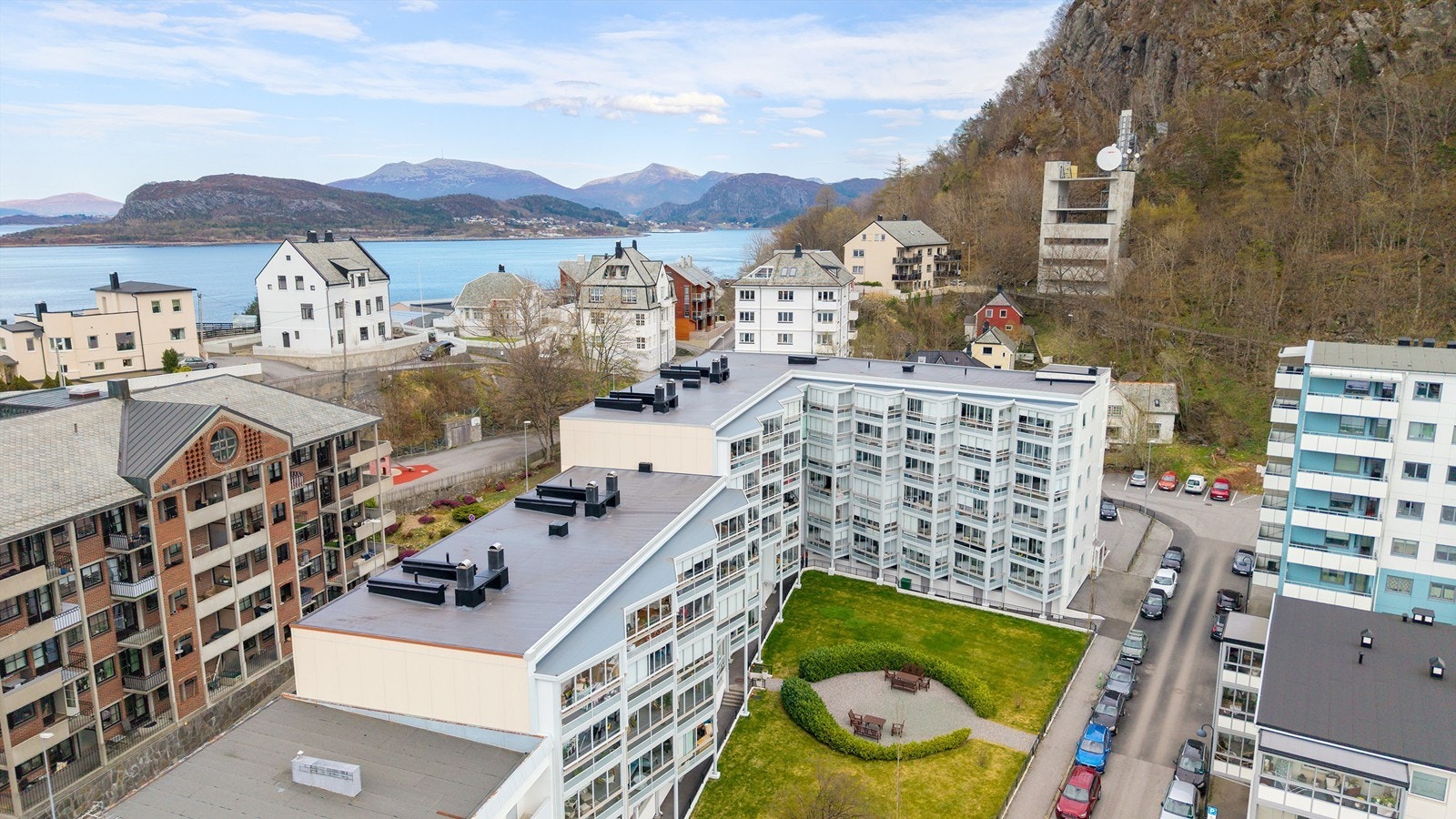 Dronefoto av borettslaget som ligger i rolig gate uten gjennomgangstrafikk Galleribilde