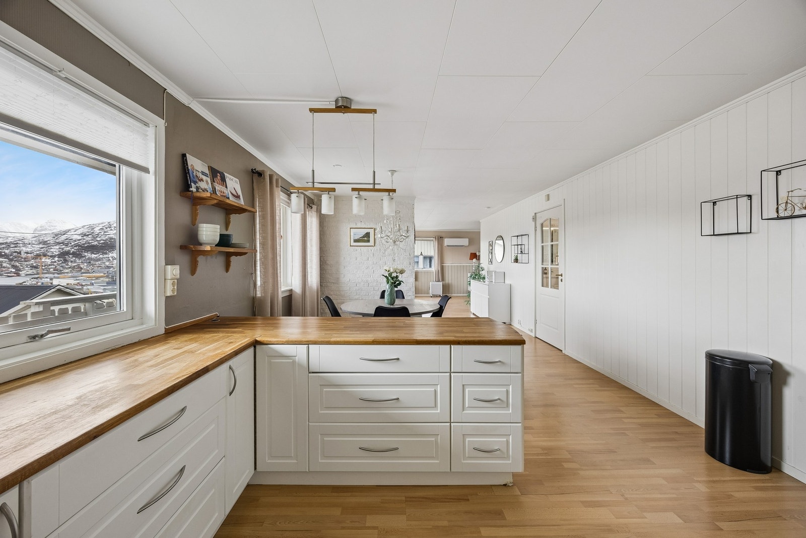 Kjøkkeninnredningen har profilerte fronter og en solid benkeplate i heltre, som gir gode arbeidsflater. Galleribilde