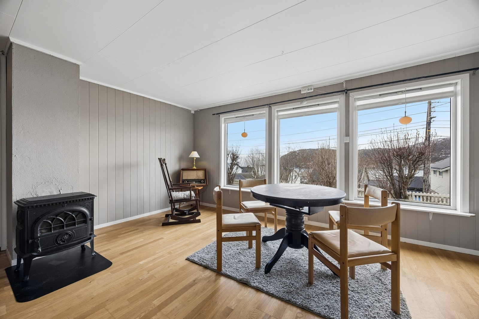 I sokkeletasjen er det en egen leilighet med stue, kjøkken, bad og tre soverom. Galleribilde