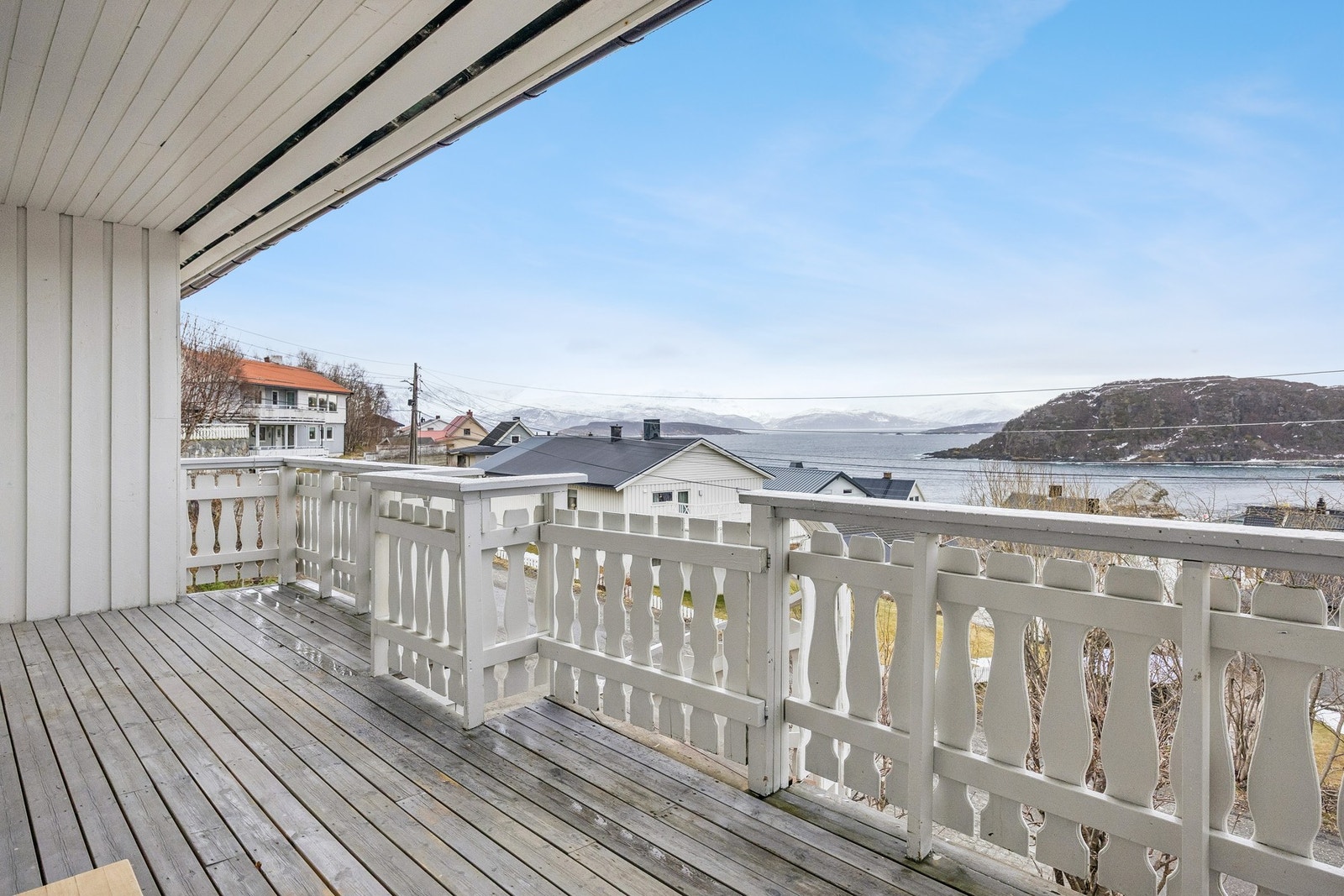 Eiendommen har flere flotte uteplasser, inkludert en terrasse med utgang fra kjøkkenet. Galleribilde