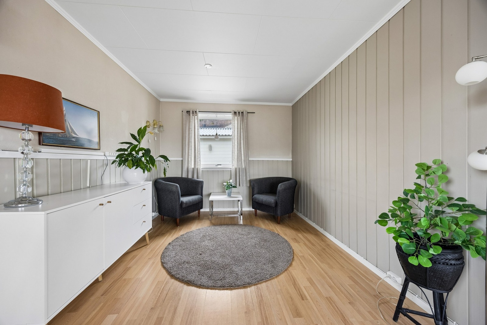 Stuen har en god planløsning som gir plass til en ekstra sittekrok. Galleribilde