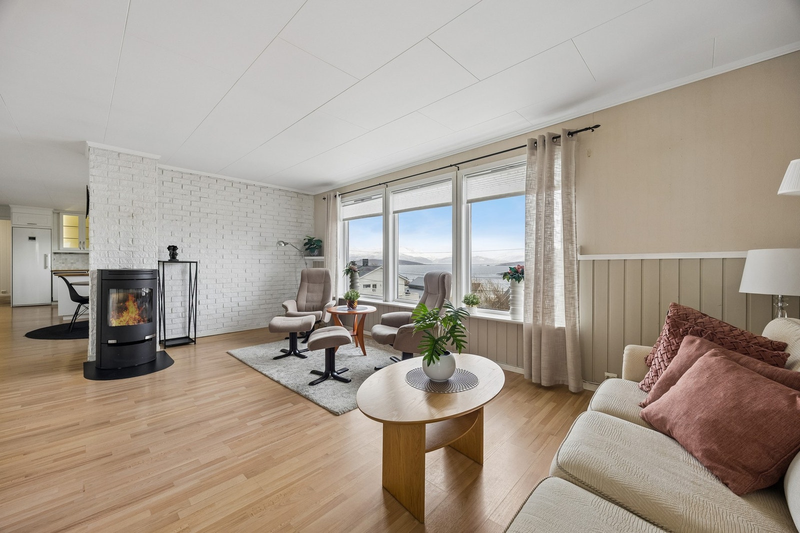 Fra stuen kan du nyte en fantastisk utsikt. Galleribilde