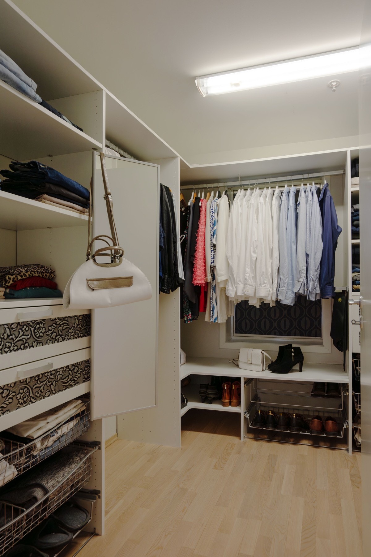 Separat walk in closet ( garderoeberom) med god innredning som gir plass til klær for han og henne Galleribilde