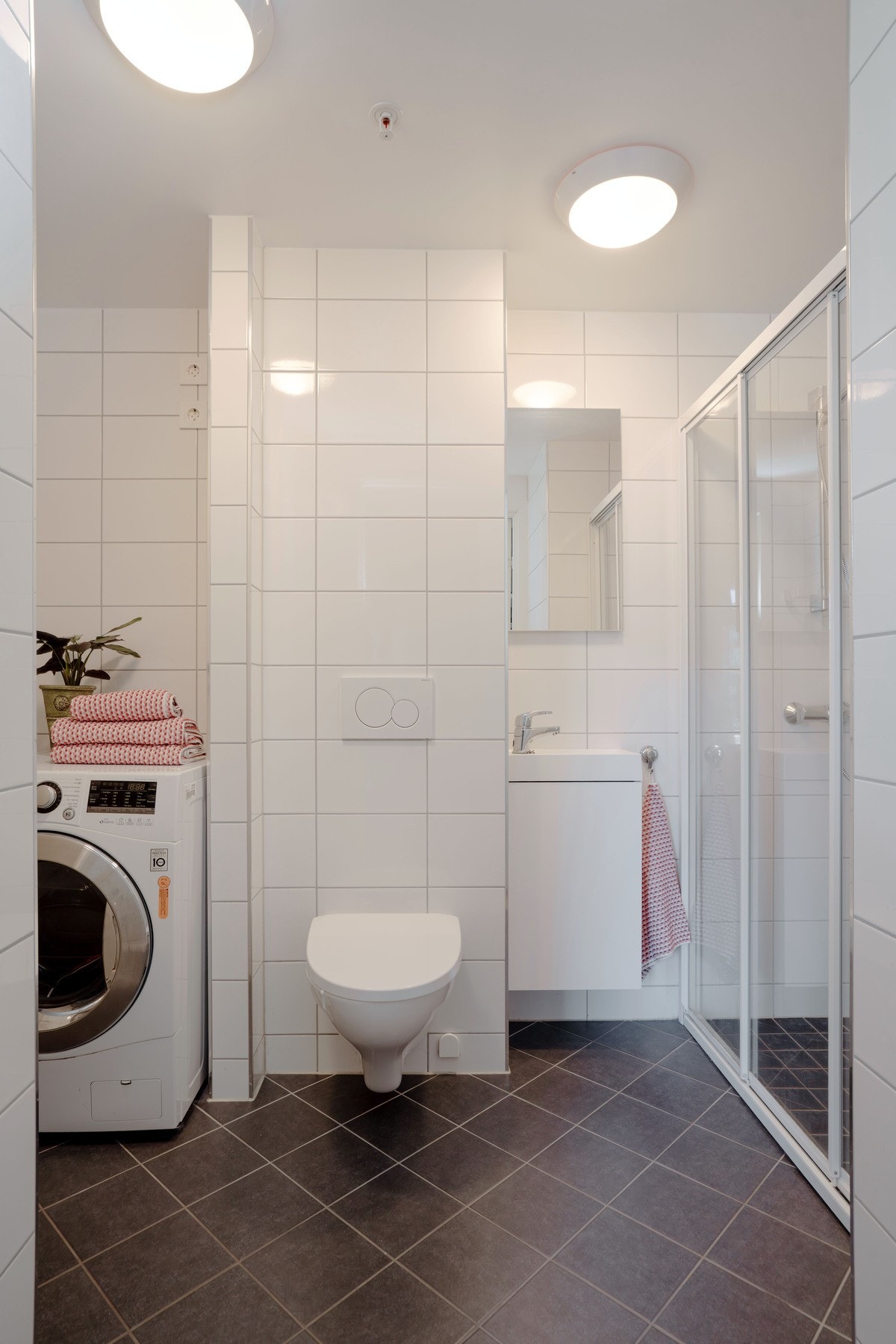 Bad 2/ vaskerom. Nye dusjhoder på begge bad. Hansgrohe Raindance Select nytt i 2025. Galleribilde