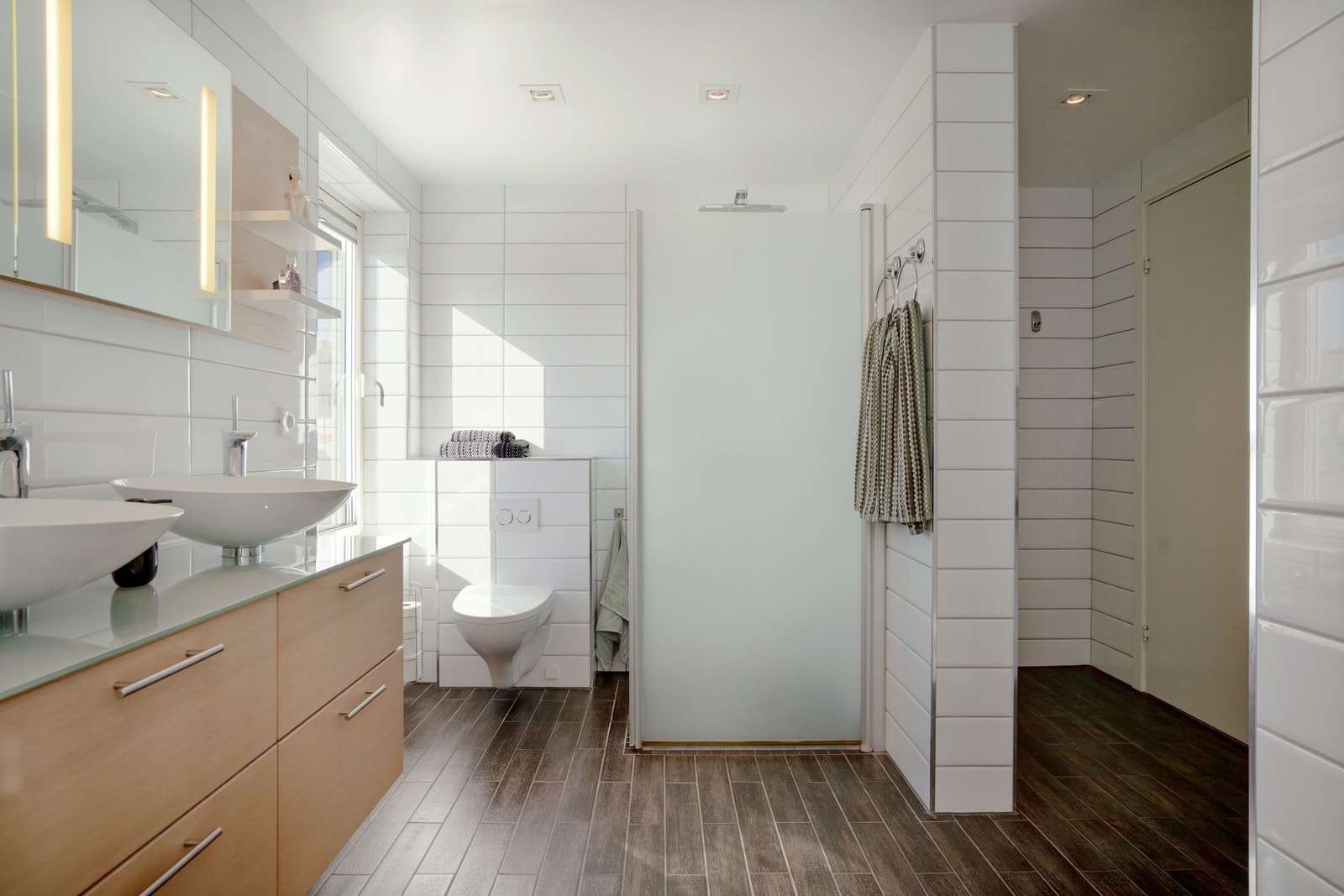 Nye dusjhoder på begge bad. Hansgrohe Raindance Select nytt i 2025. Omkledningsdel ved halvvegg. Galleribilde