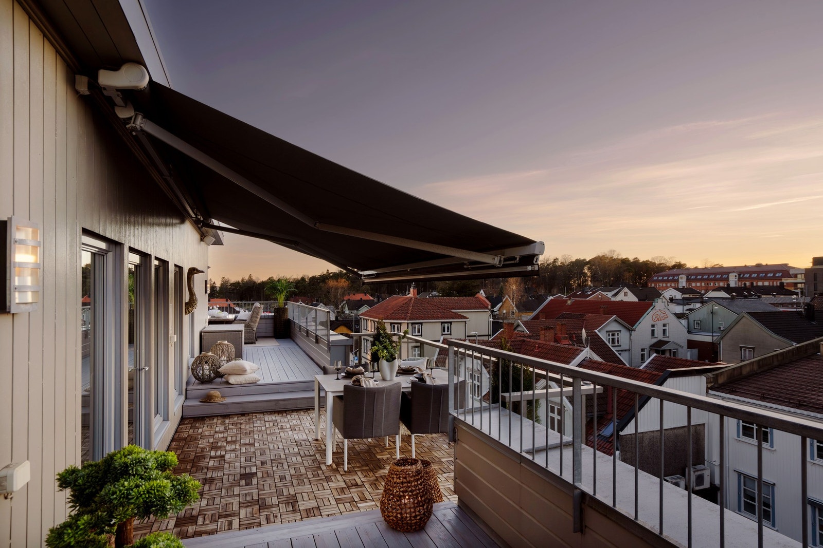 Plass til spisebord og her under terrassemarkise Galleribilde