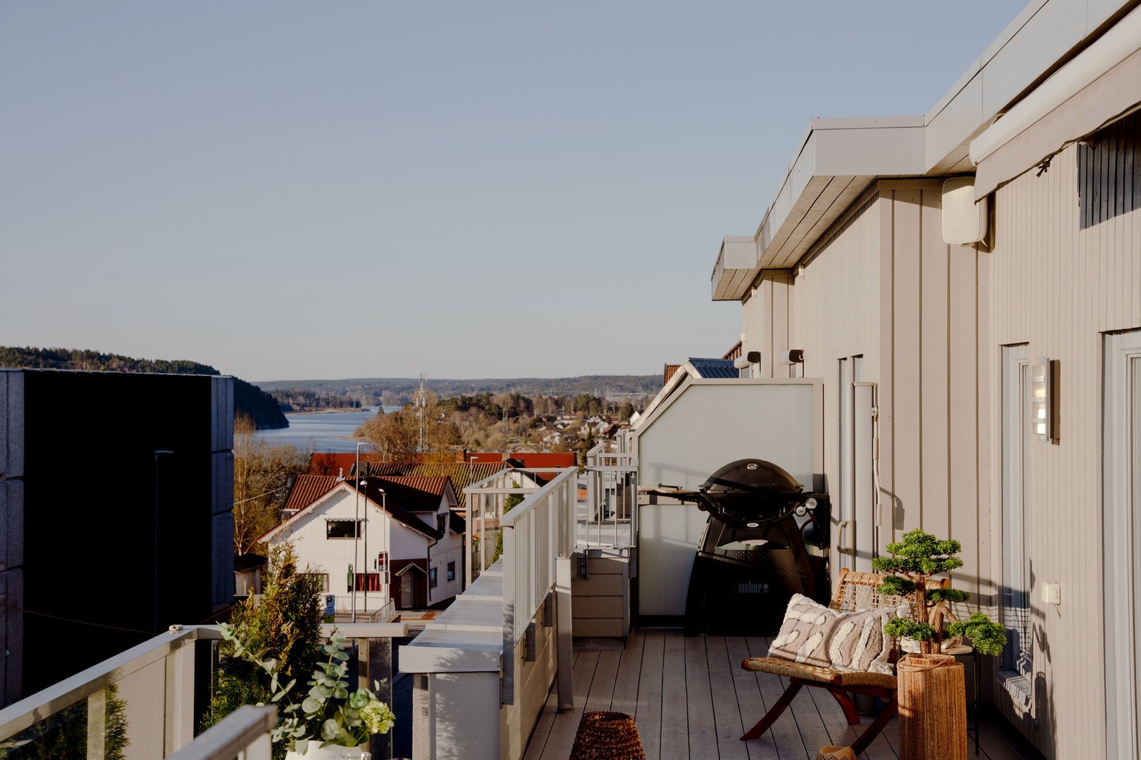 Sone 3. Egen sone for grilling i enden - hvor du kan nyte utsikten til Glengshølen mens middagen forberedes Galleribilde