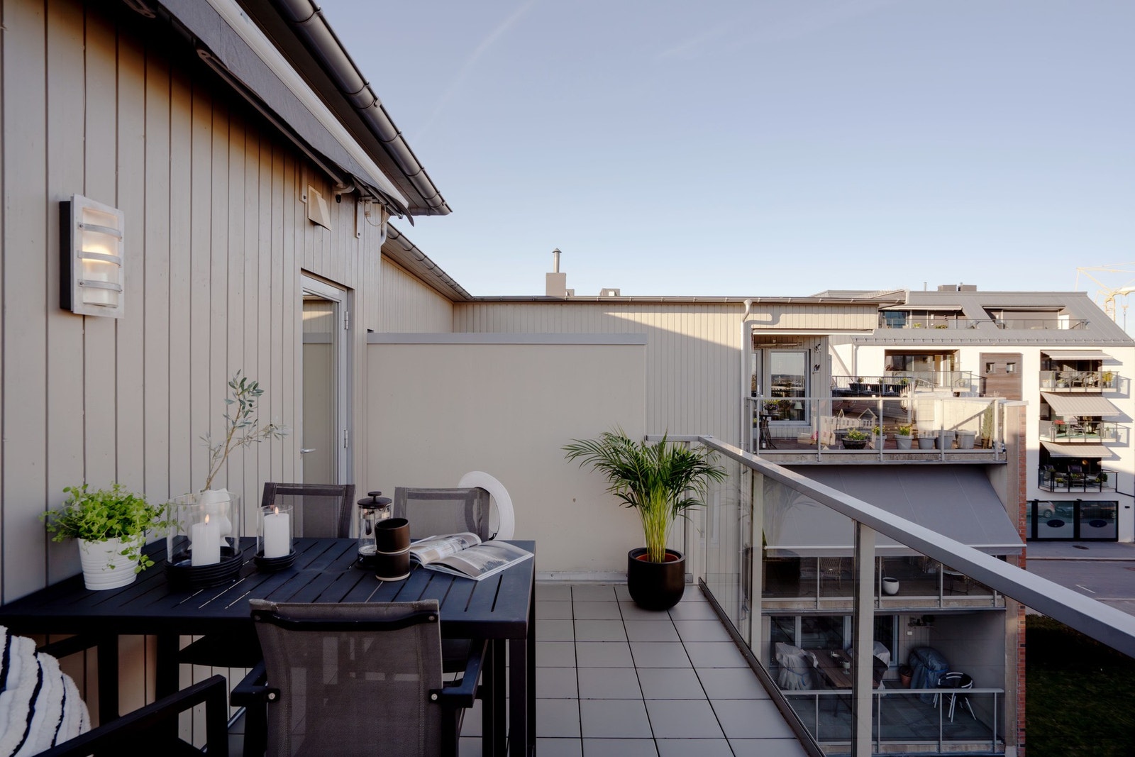 Balkong sett fra syd. Skjermet med lèvegg mot sameiet. Ny elektrisk markise i full bredde (2021) og utsikt over sameiets fellesareal nedenfor Galleribilde