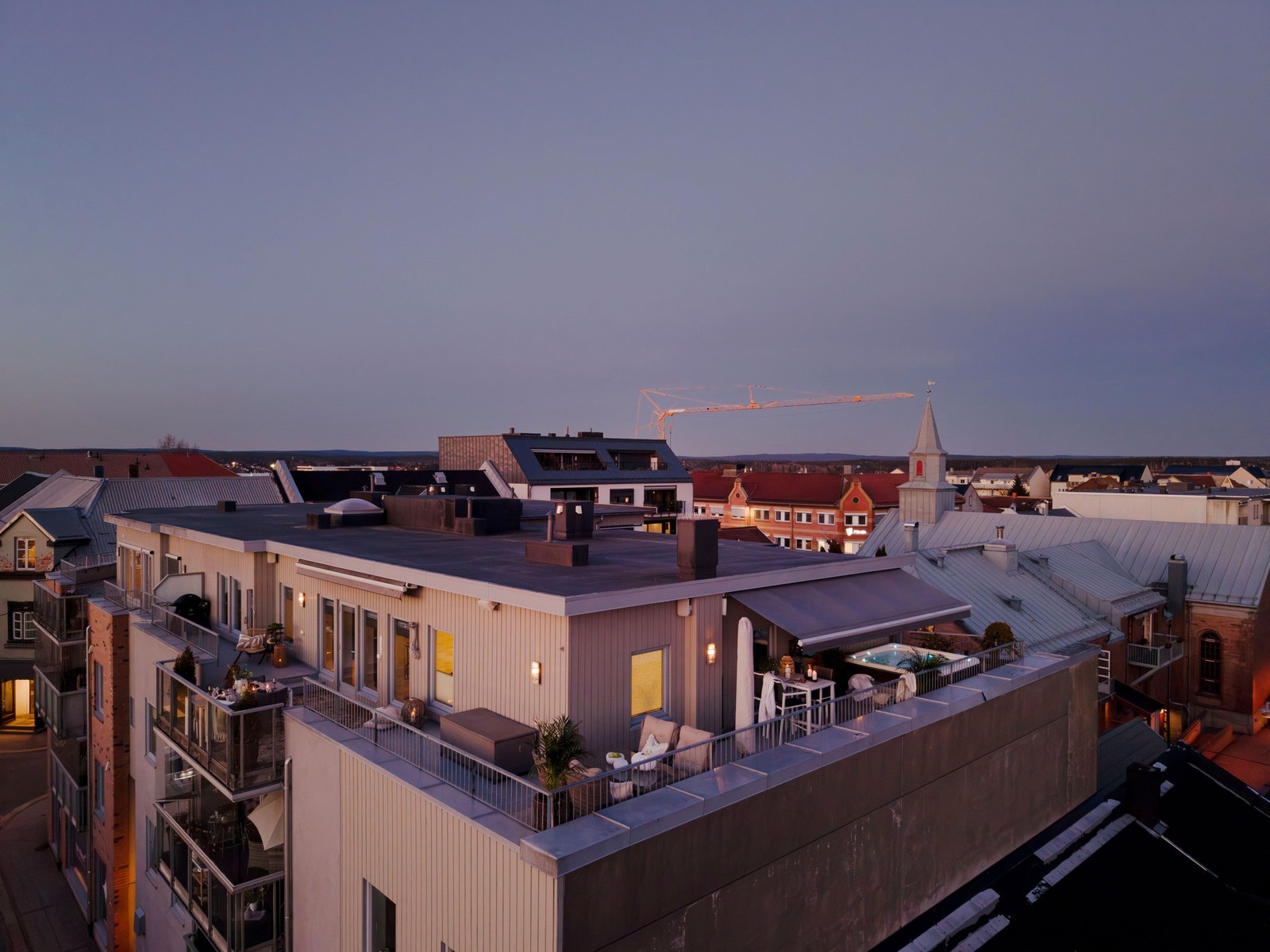 Her er det flotte solforhold mot øst, syd og vest. Fem ulike soner på uteområdene for bruk til ulike formål. Galleribilde