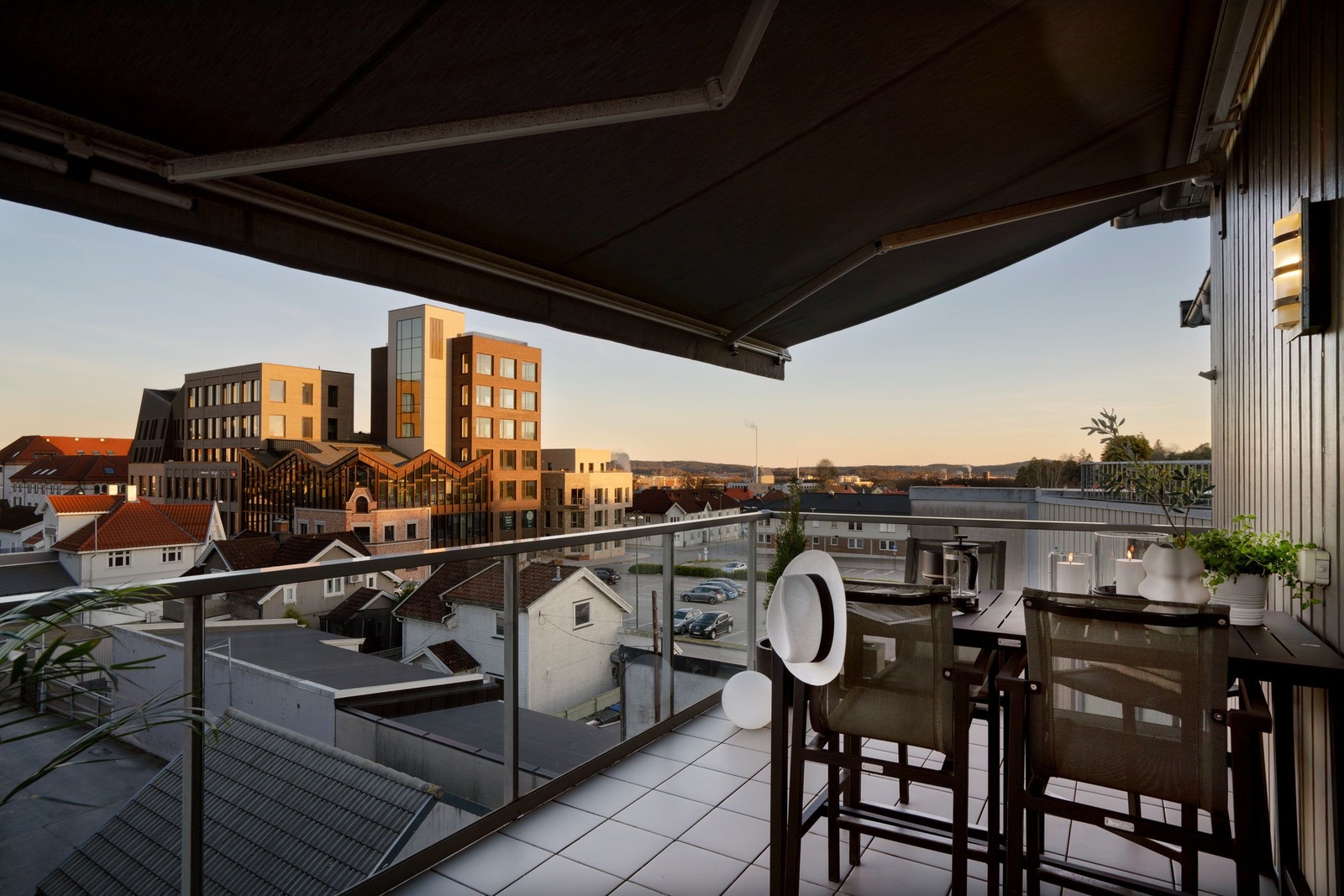 Sone 4 - Balkongen på 11 kvm har utsikt utover byens nye arkitektur. Her har du morgensola perfekt inn for å Galleribilde