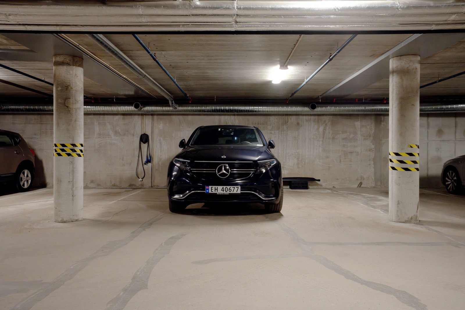 Parkeringsplass i felles garasjeanlegg. Nyere Elbil-lader medfølger. Plassen er mellom søylene - så det er god plass for 1-2 biler Galleribilde