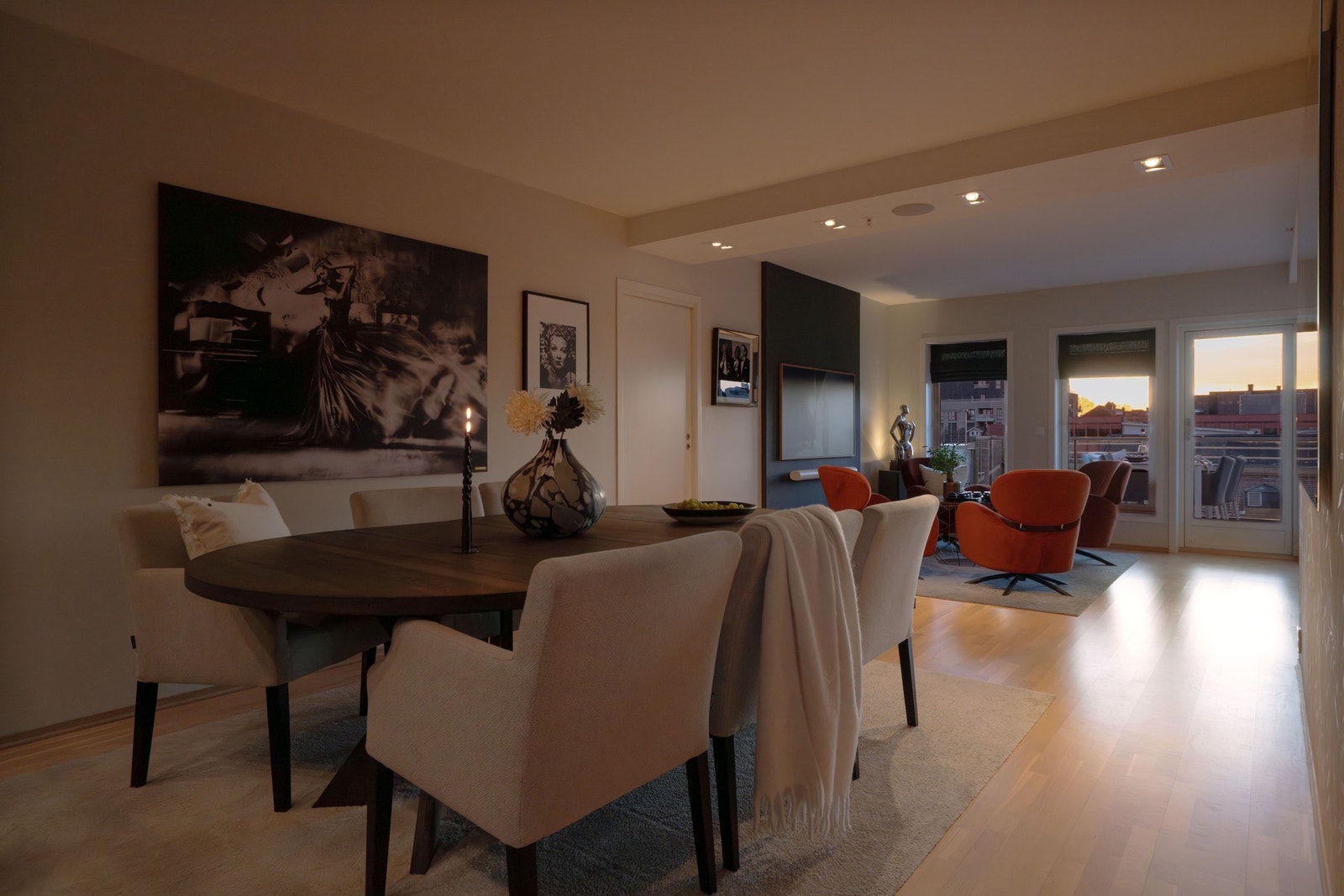 Kveldsbilde i stuen. Downlights i tak. Integrerte høytalere fra Sonos i tak. Galleribilde