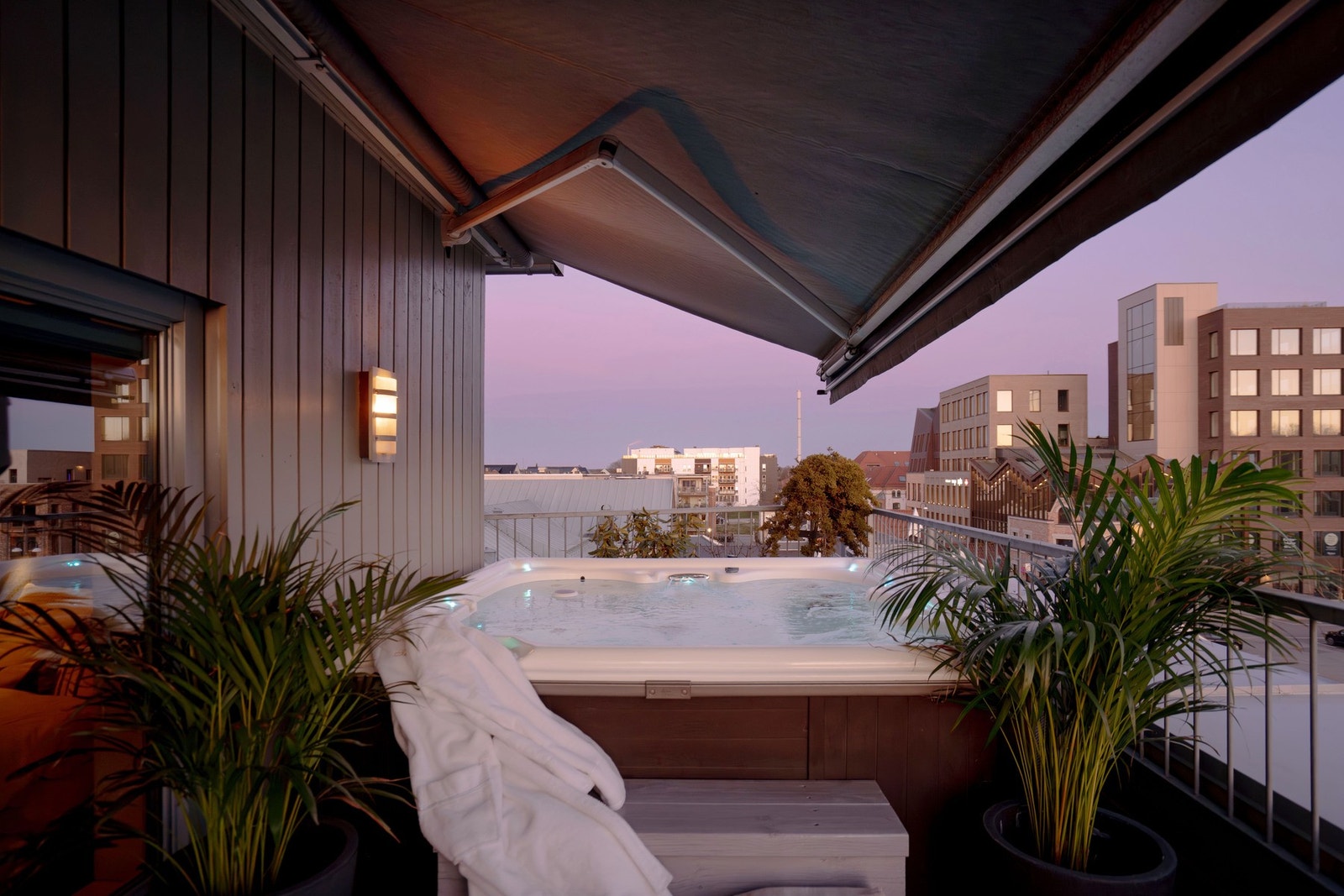 Terrassemarksien sørger for lun sone på kveldstid. Jacuzzi er perfekt også på vintertid Galleribilde
