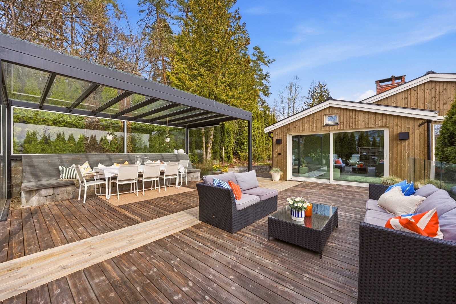 Terrassen inneholder også en pergola med glasstak, slik at uteområdet kan nytes i all slags vær. Galleribilde