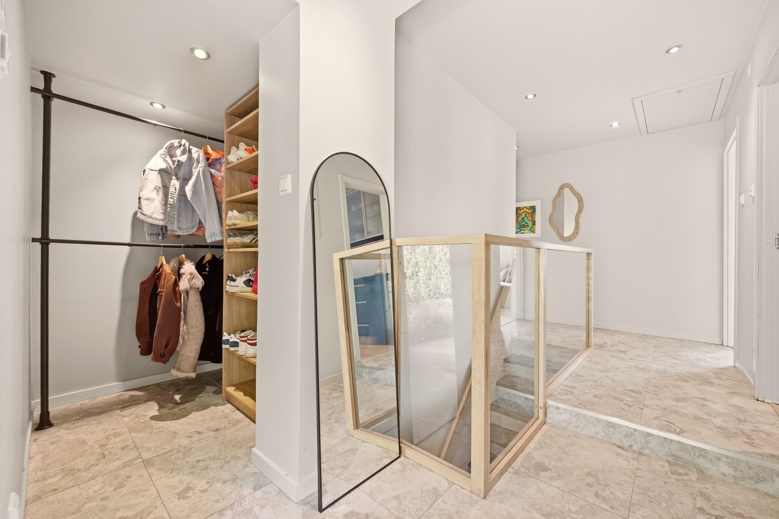 Entré med gode opphengsmuligheter for yttertøy. Galleribilde