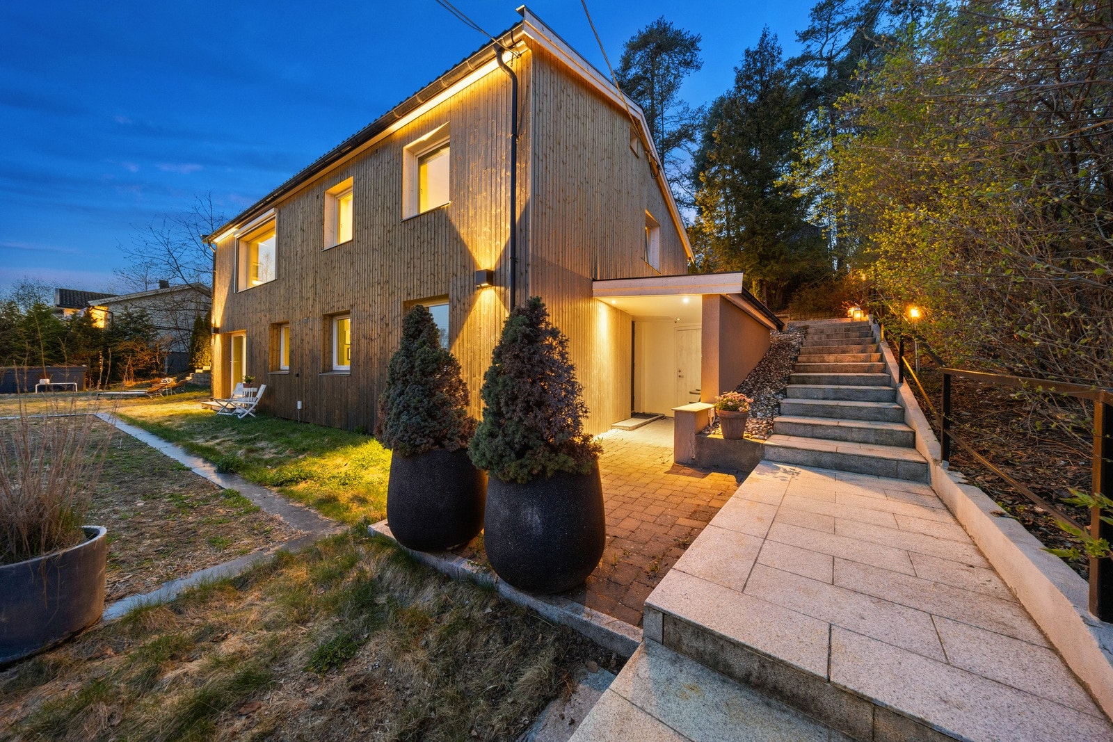 Uteområde som legger til rette for både rolige dager og sosiale kvelder. Galleribilde
