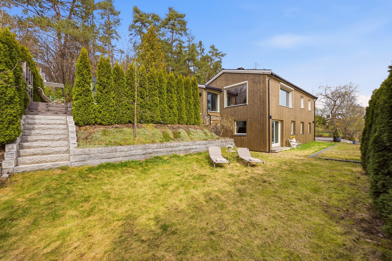 Pent opparbeidet hage med gode solforhold. Galleribilde