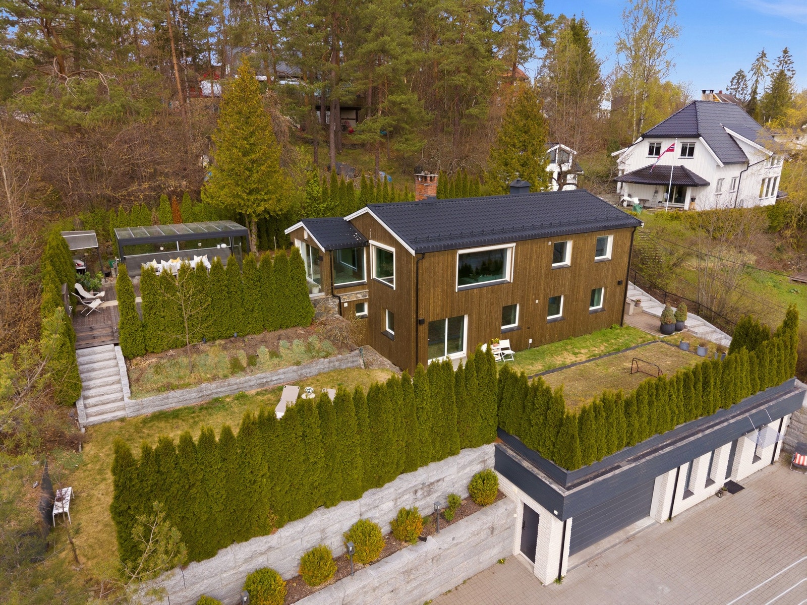 Velkommen til Dragveien 15 presentert av eiendomsmegler Edvard Chapsang v/EIE eiendomsmegling avdeling Sandvika!
Foto: Luxe AS (Anders Kjøndal) Galleribilde
