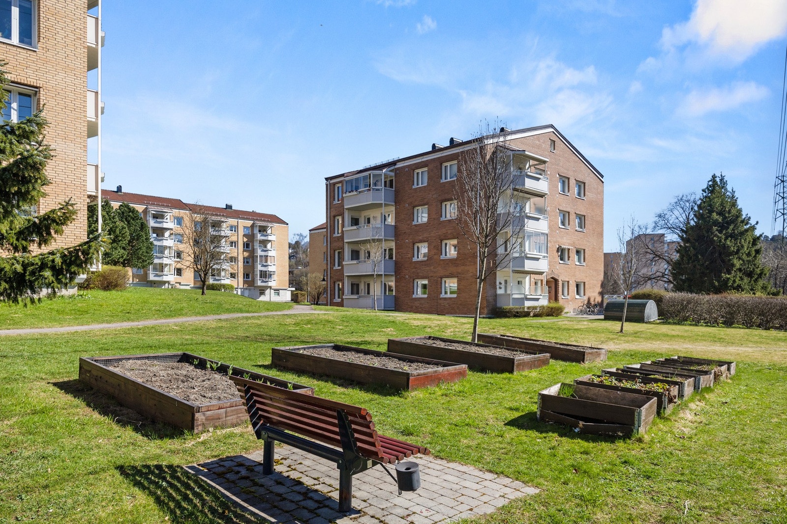 Området består av blokkbebyggelse. Store gressplener rundt blokkene. Galleribilde