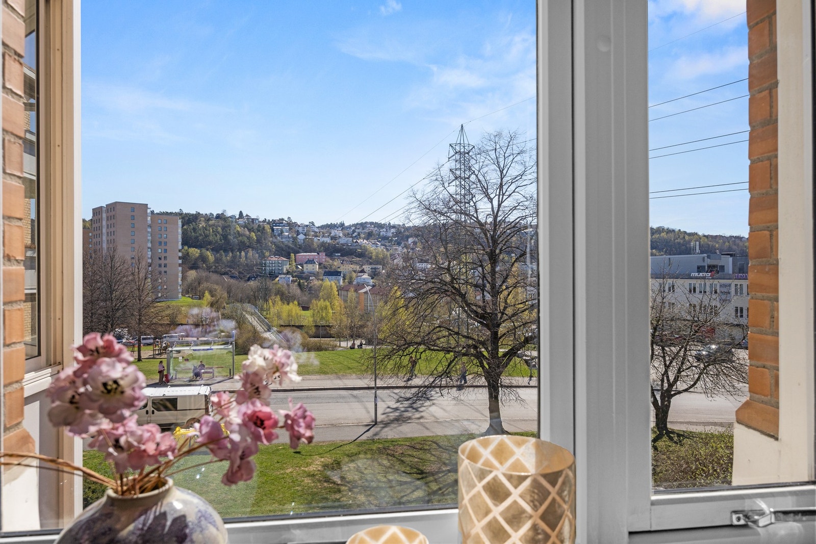 Soverommet har fint lysinnslipp og utsyn mot rolige omgivelser. Galleribilde