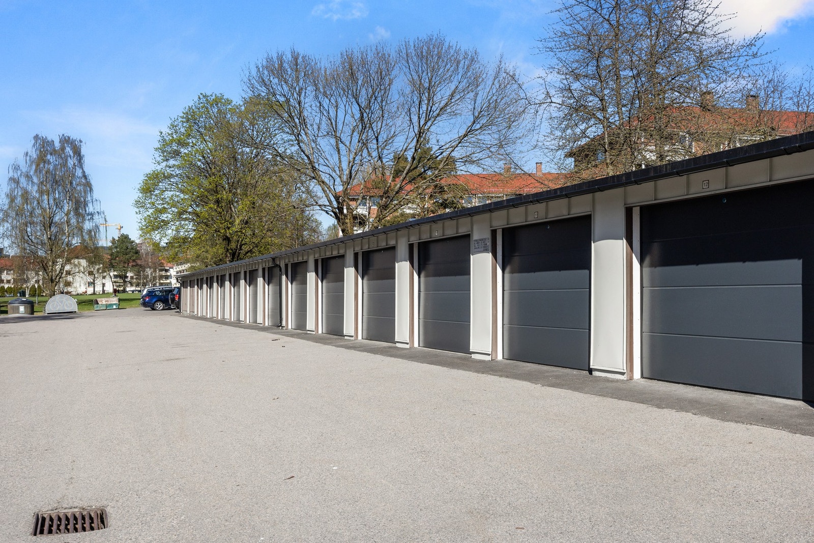 Borettslaget har reserverte parkeringsplasser som kan leies etter venteliste. Ellers er det plasser i gaten forbeholdt beboerne. Galleribilde