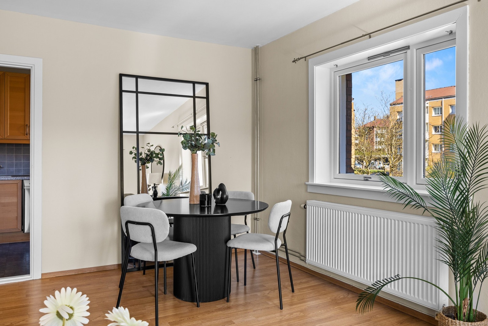 Stuen har naturlig plass til spisebord, og legger til rette for en sosial og funksjonell løsning. Galleribilde