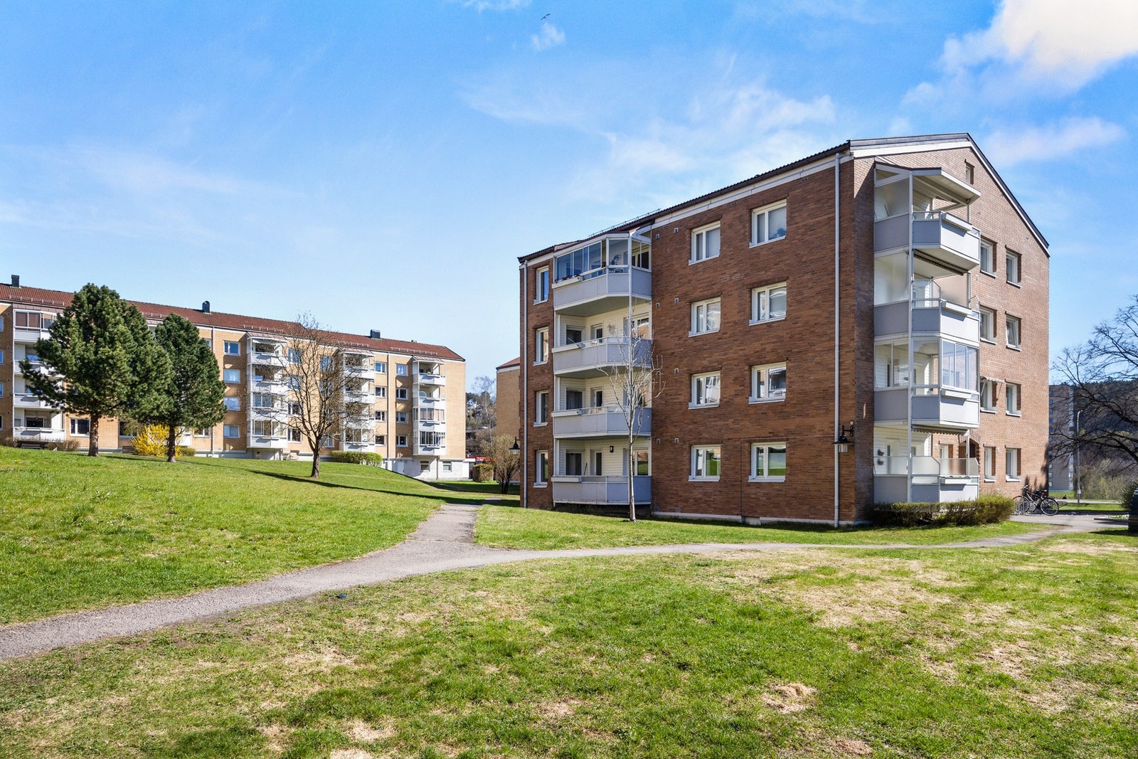 Grønne arealer rundt blokk og ellers i borettslaget Galleribilde