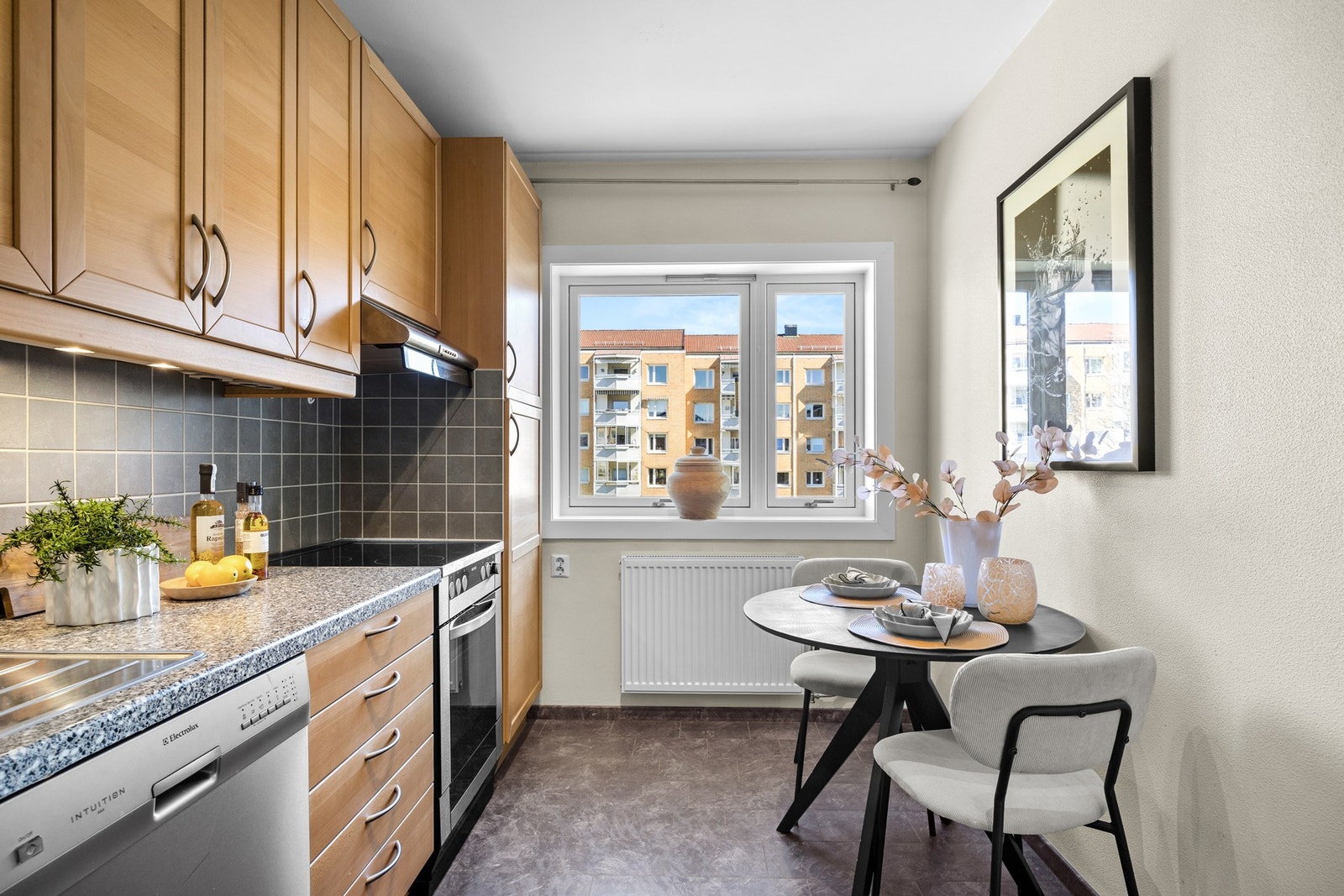 Kjøkkenet er utstyrt med oppvaskmaskin, komfyr og har ventilator med kullfilter. Galleribilde