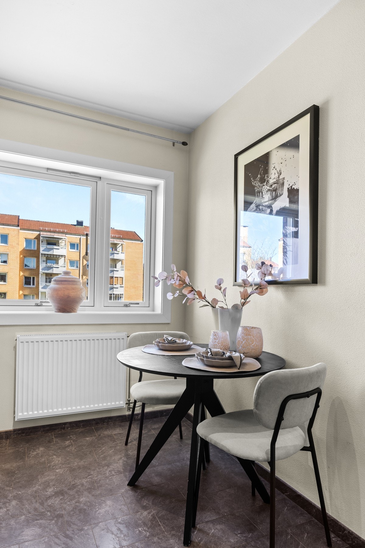 Romslig spiseplass ved vindu som gir rikelig med naturlig lys. Galleribilde