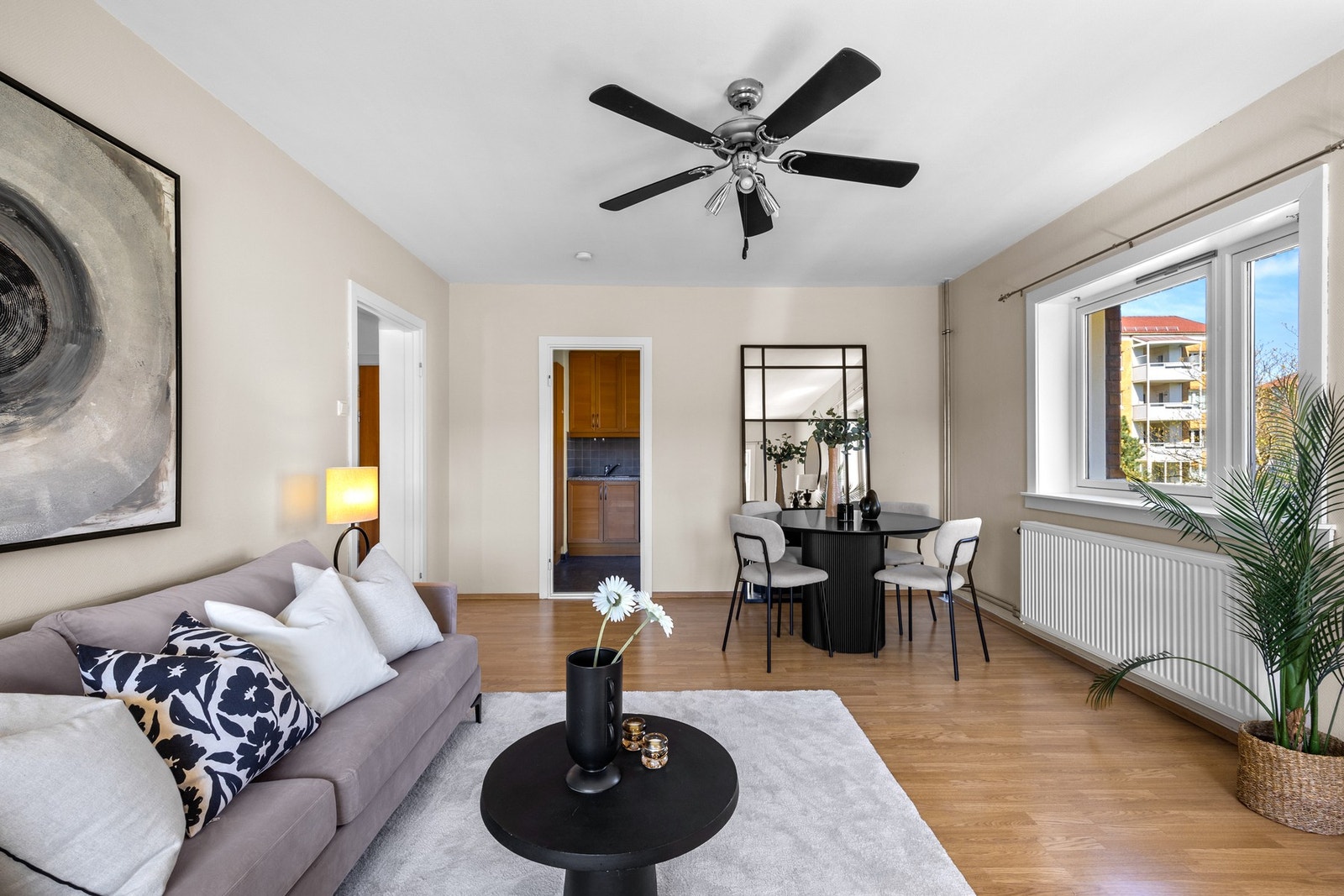 Oppvarming via radiator tilknyttet felles varmeanlegg, som gir en jevn og behagelig innetemperatur. Galleribilde
