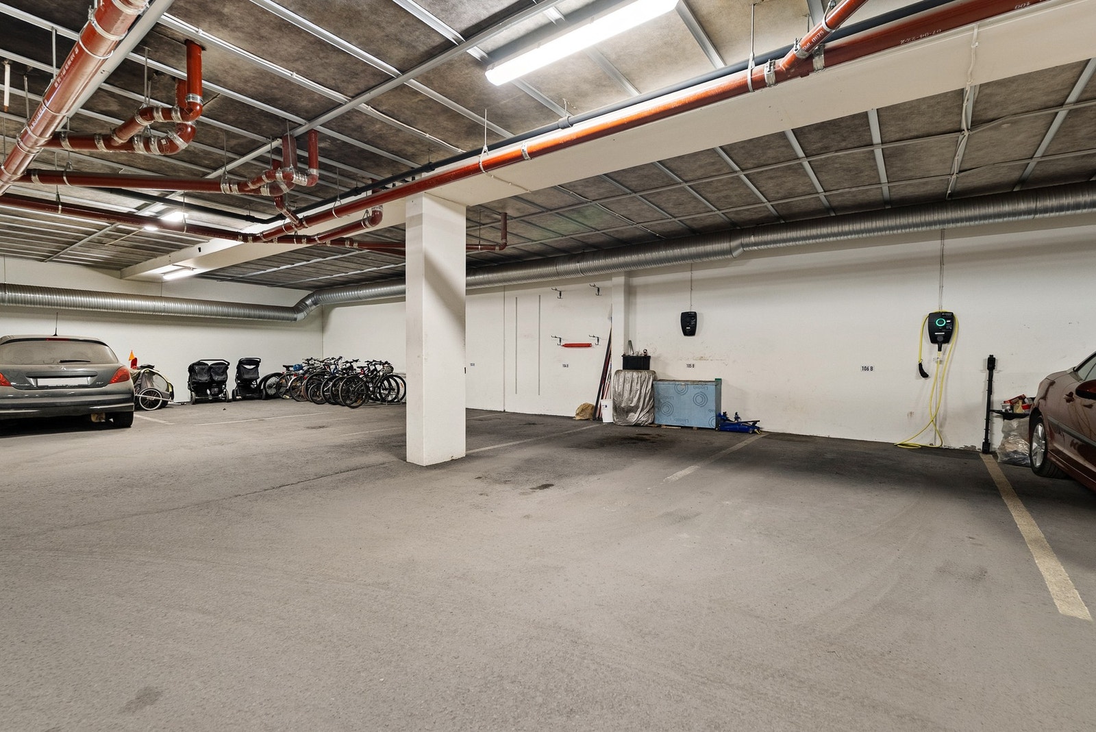 Fast parkering på oppstillingsplass i garasjekjeller - El-billader montert Galleribilde