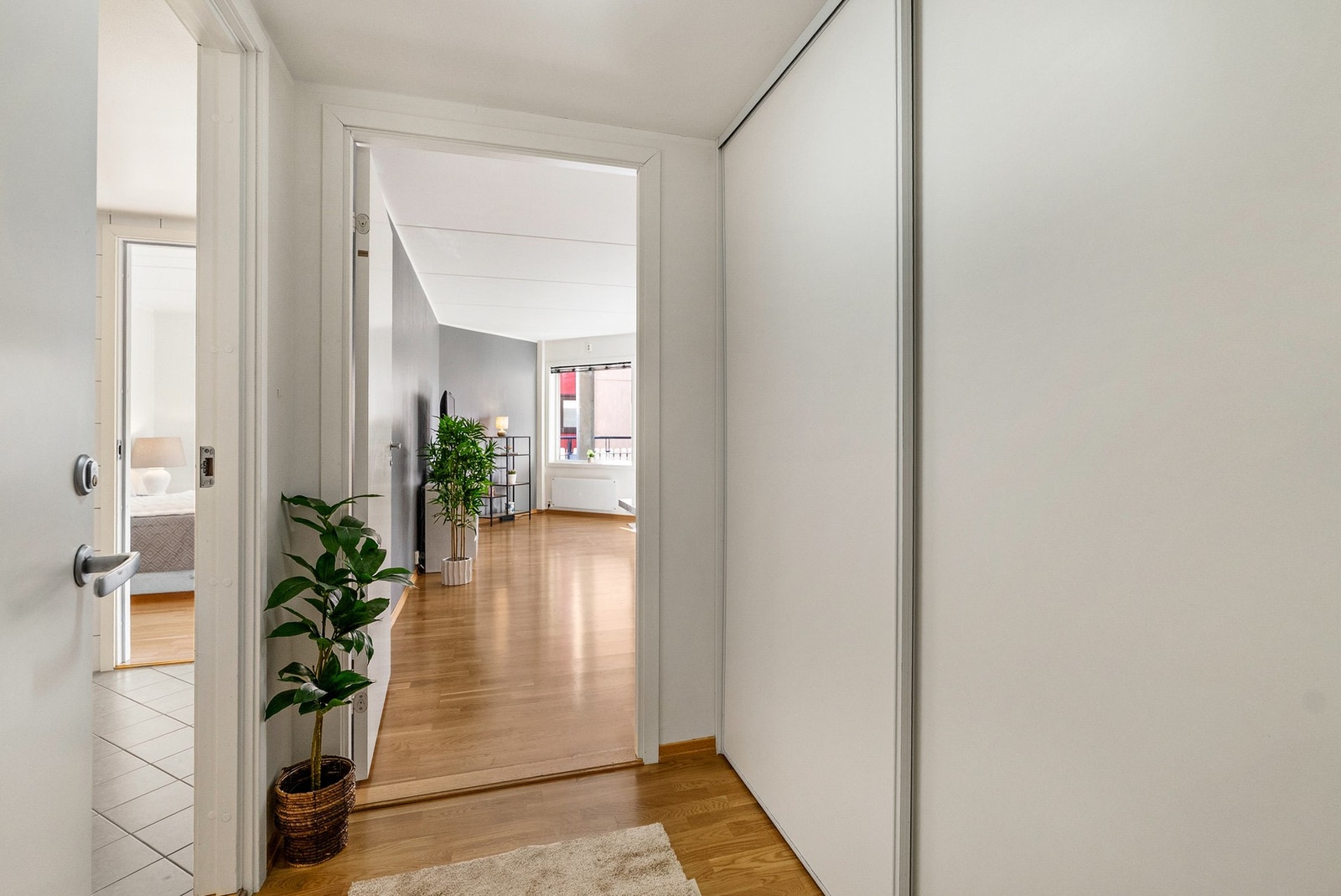 Entré med god plass til oppbevaring i skyvedørsgarderobe. Galleribilde