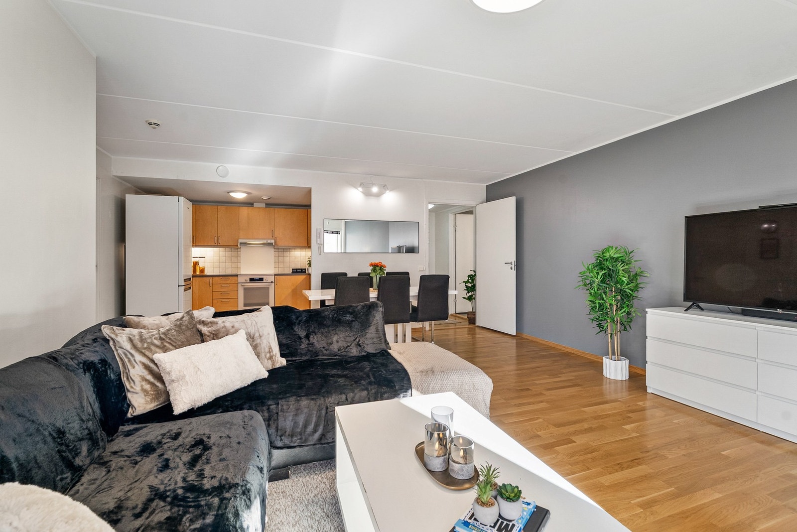Stuen har parkett på gulvet og malte vegger. Galleribilde