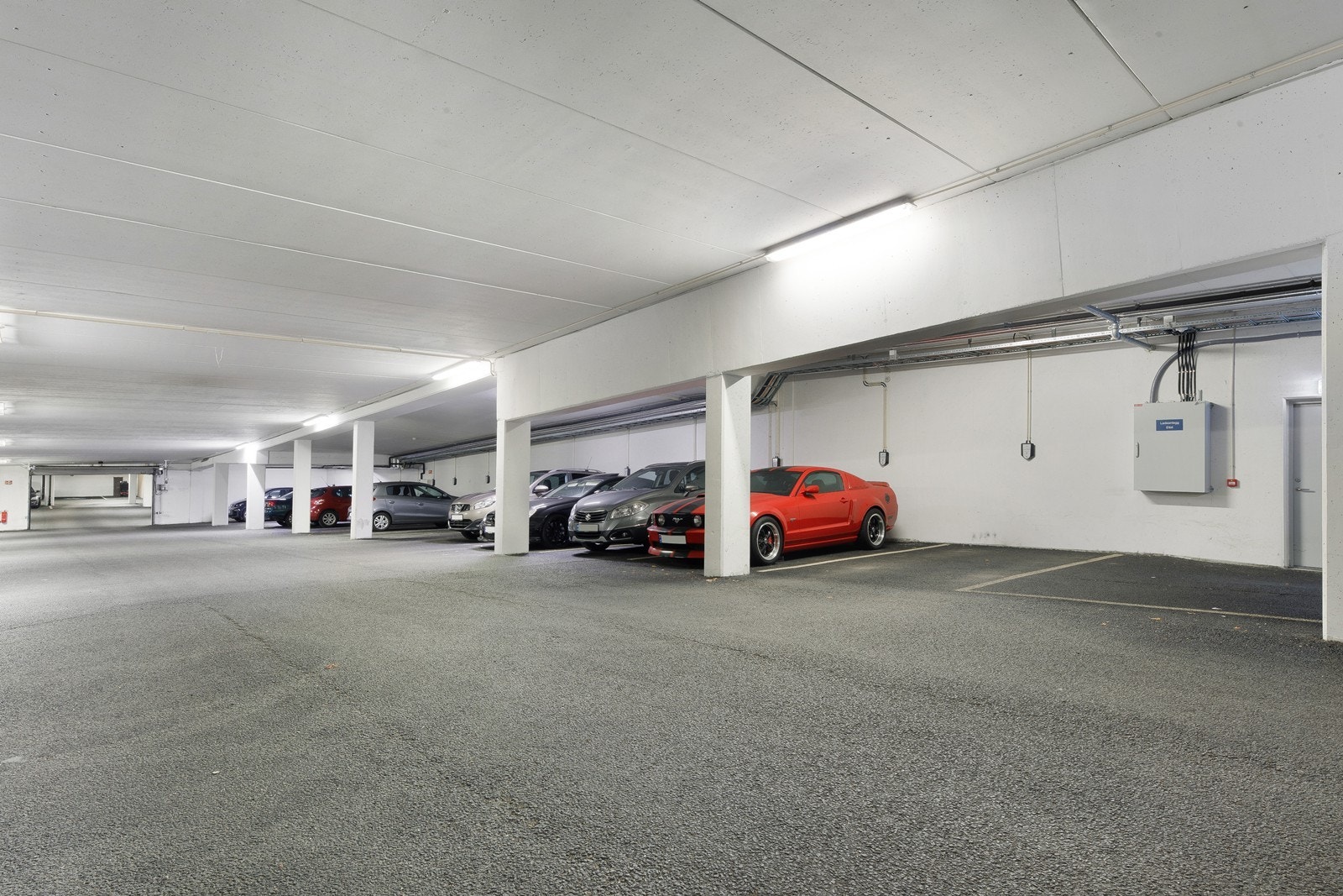 Parkeringsplass nær trapperom og heis. Galleribilde