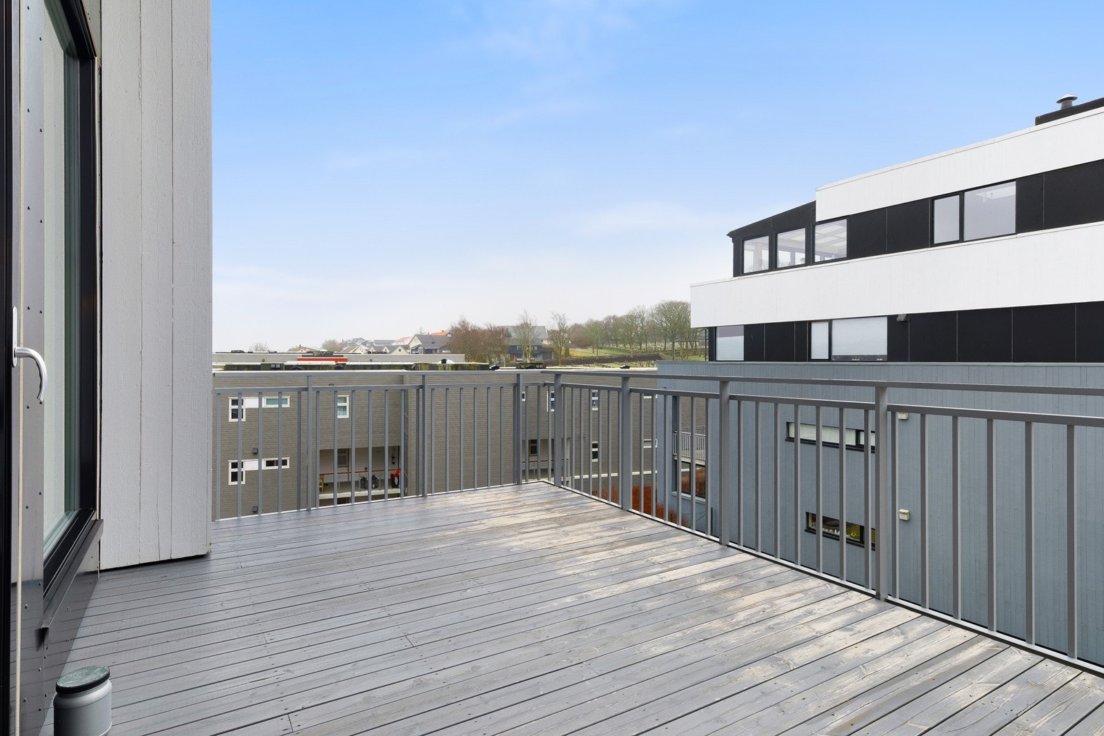 Leiligheten har en fin plassering i fjerde og nest øverste etasje med romslig veranda og gode solforhold. Galleribilde