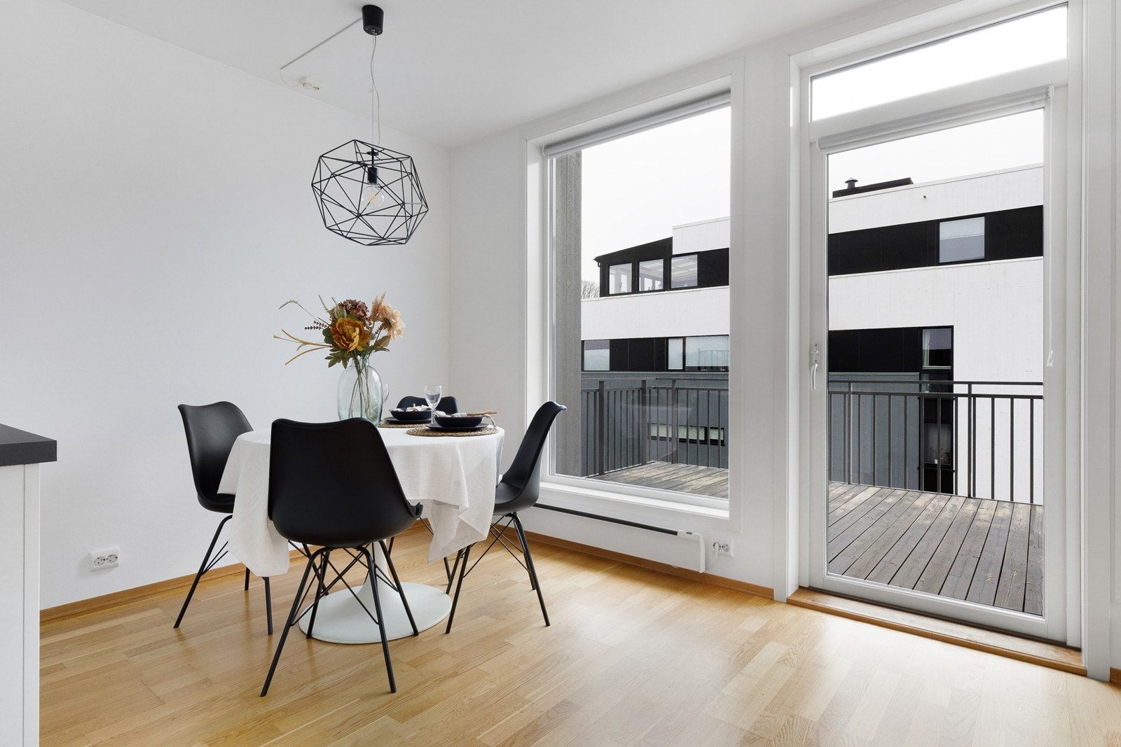 Kjøkken/spisestue/stue - utgang til veranda. Galleribilde