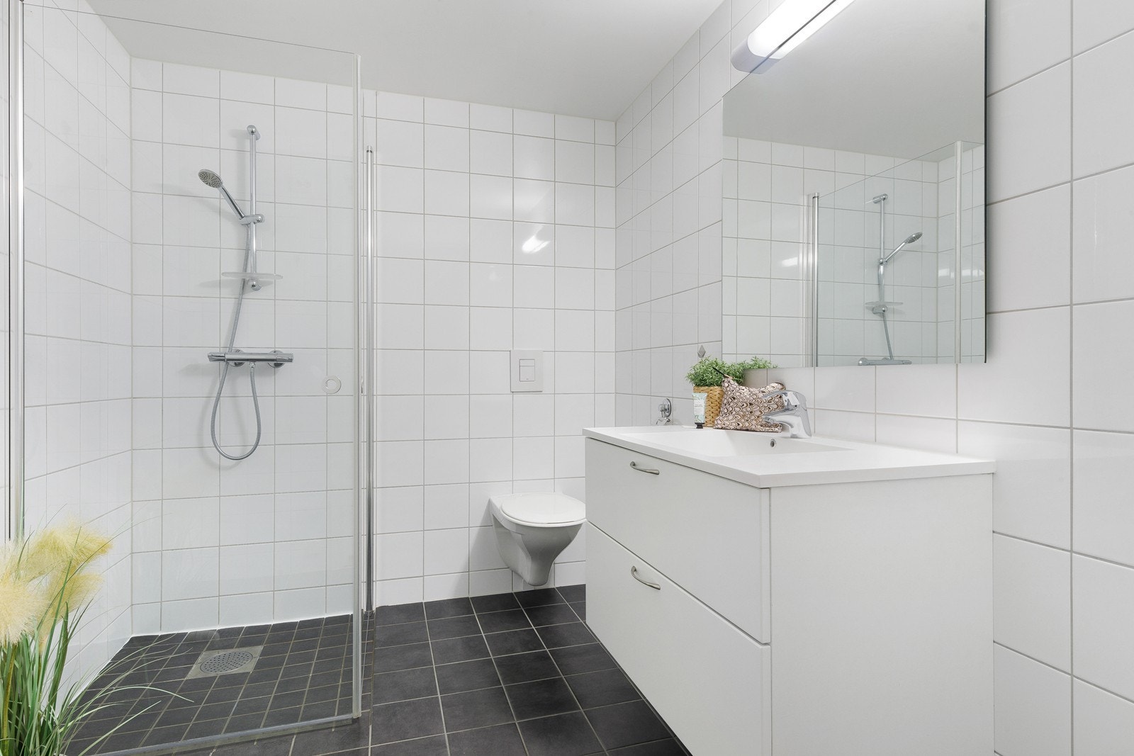 Tidløst bad med fliser på gulv og vegg. Varmekabler på gulv. Galleribilde